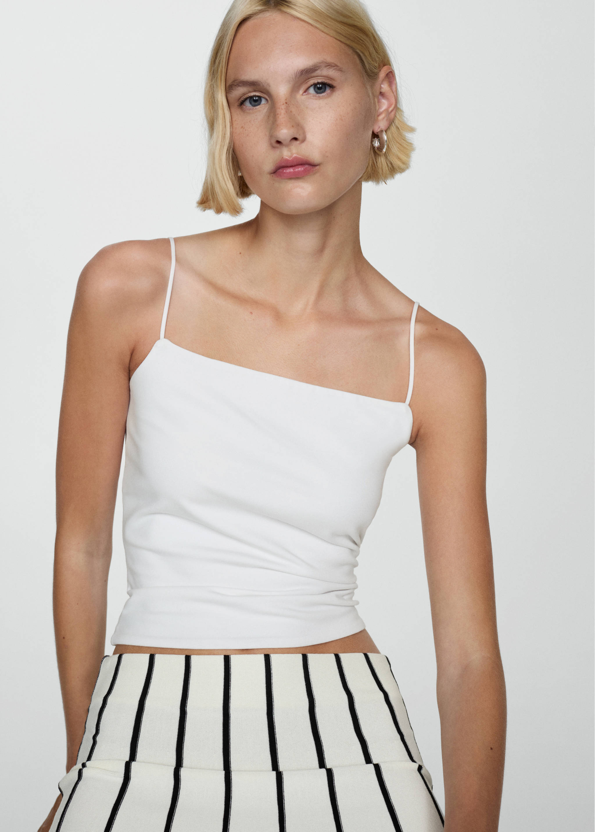 Топ на бретельках с прямым декольте - Средний план