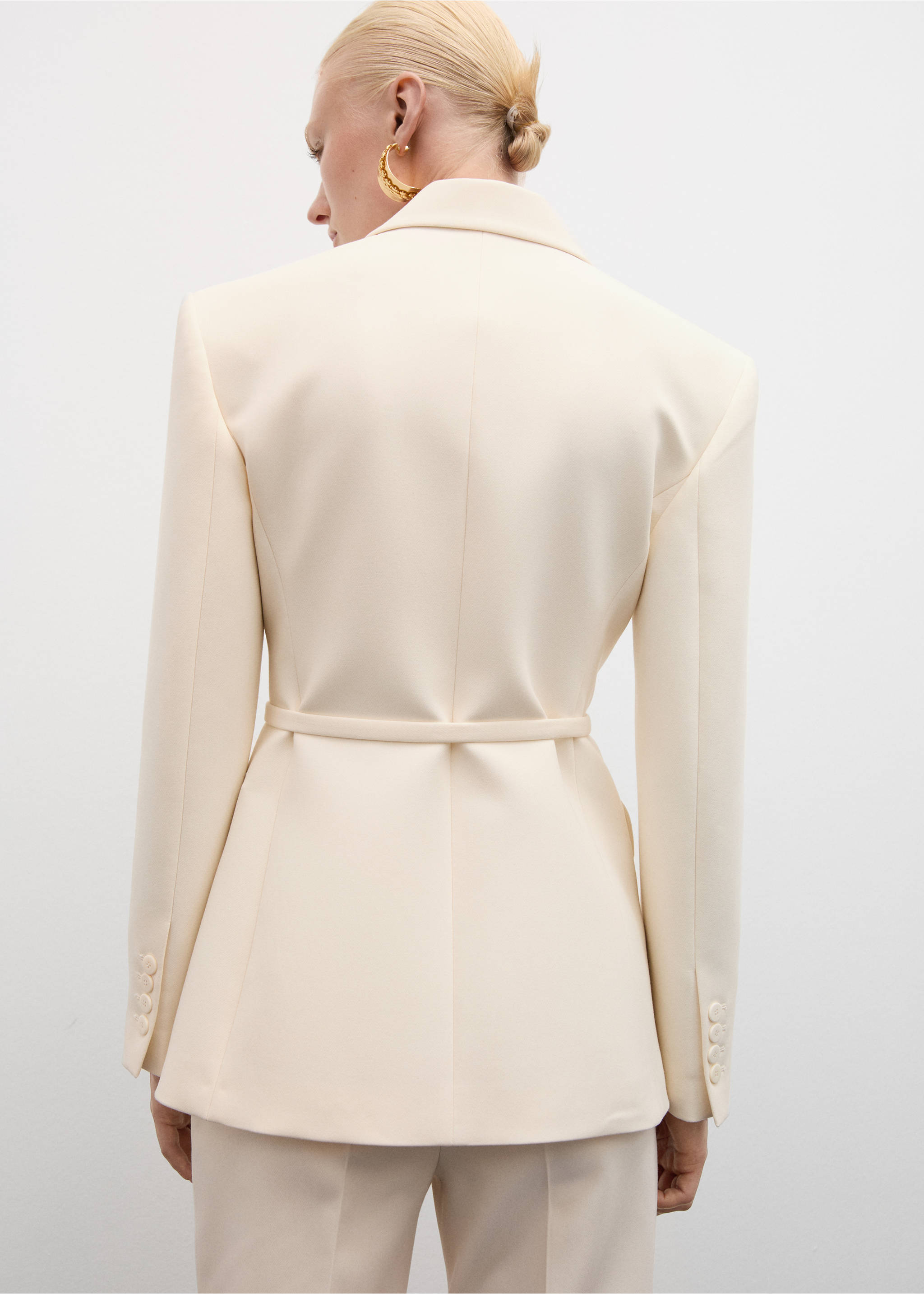 Suit jacket with belt - Обратная сторона изделия, Экрю. Ref: 77084071-00.