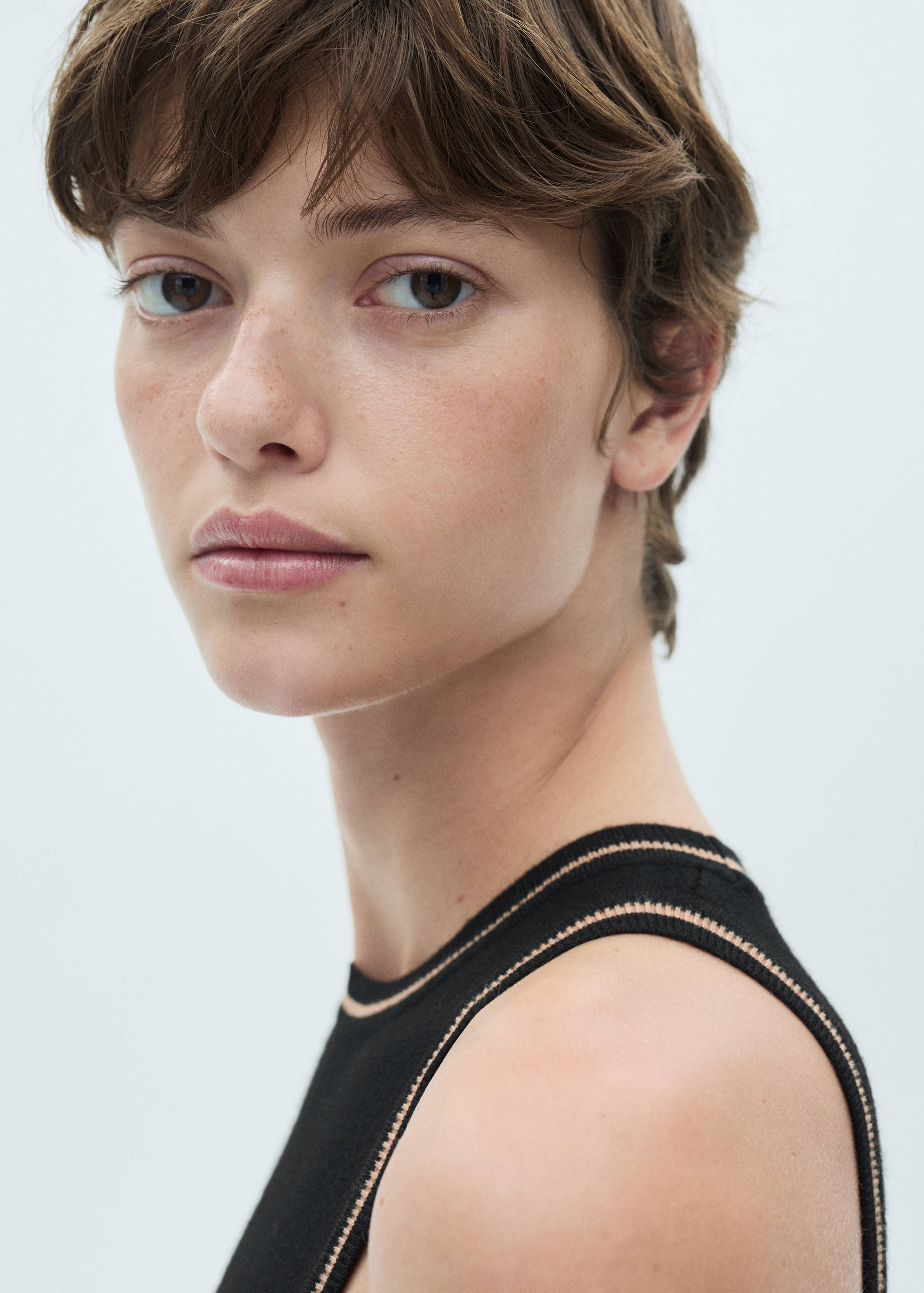 Knitted top with contrast details - Reverse of the article