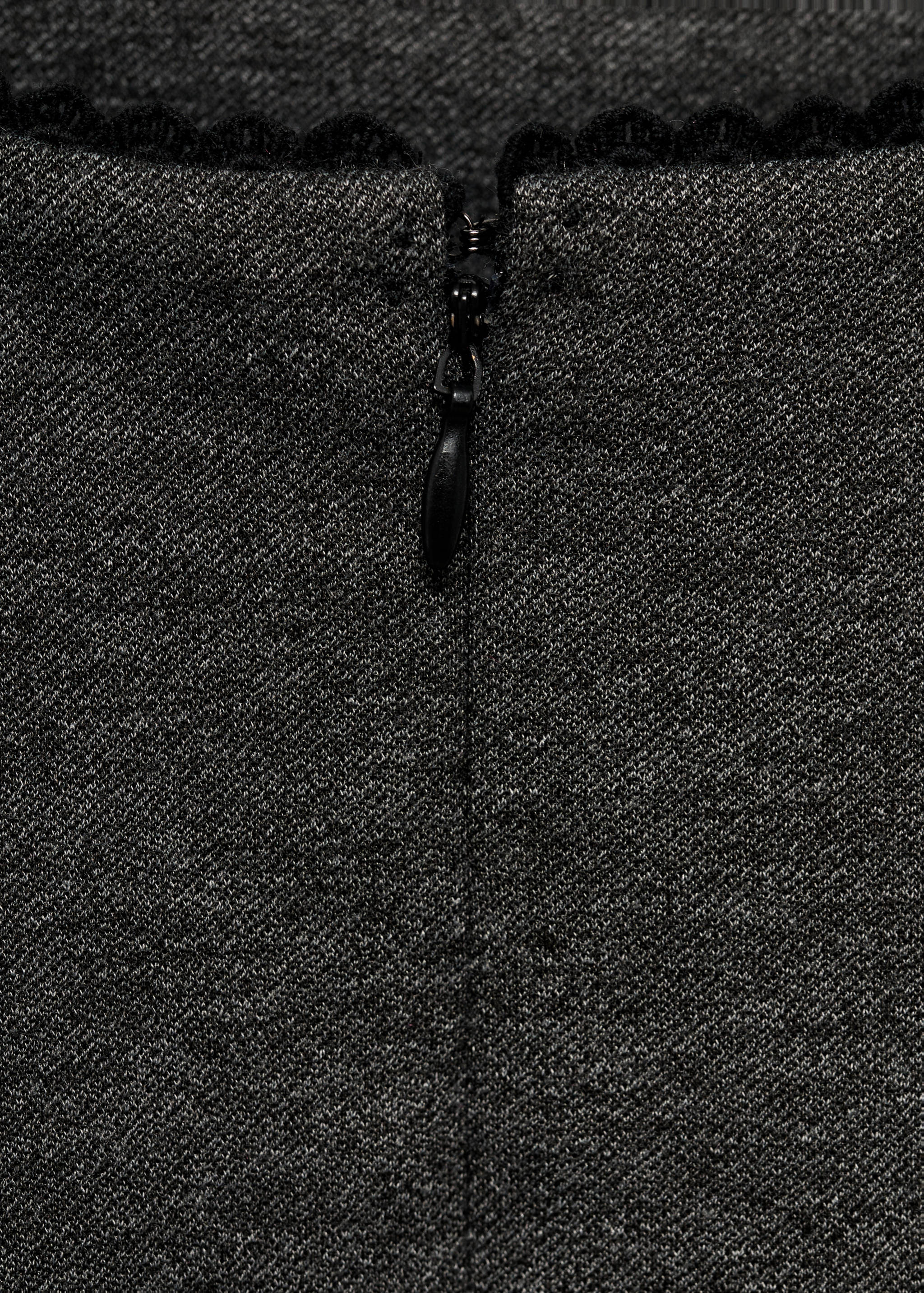 فستان بثنايا دنتيل - تفاصيل المنتج 0