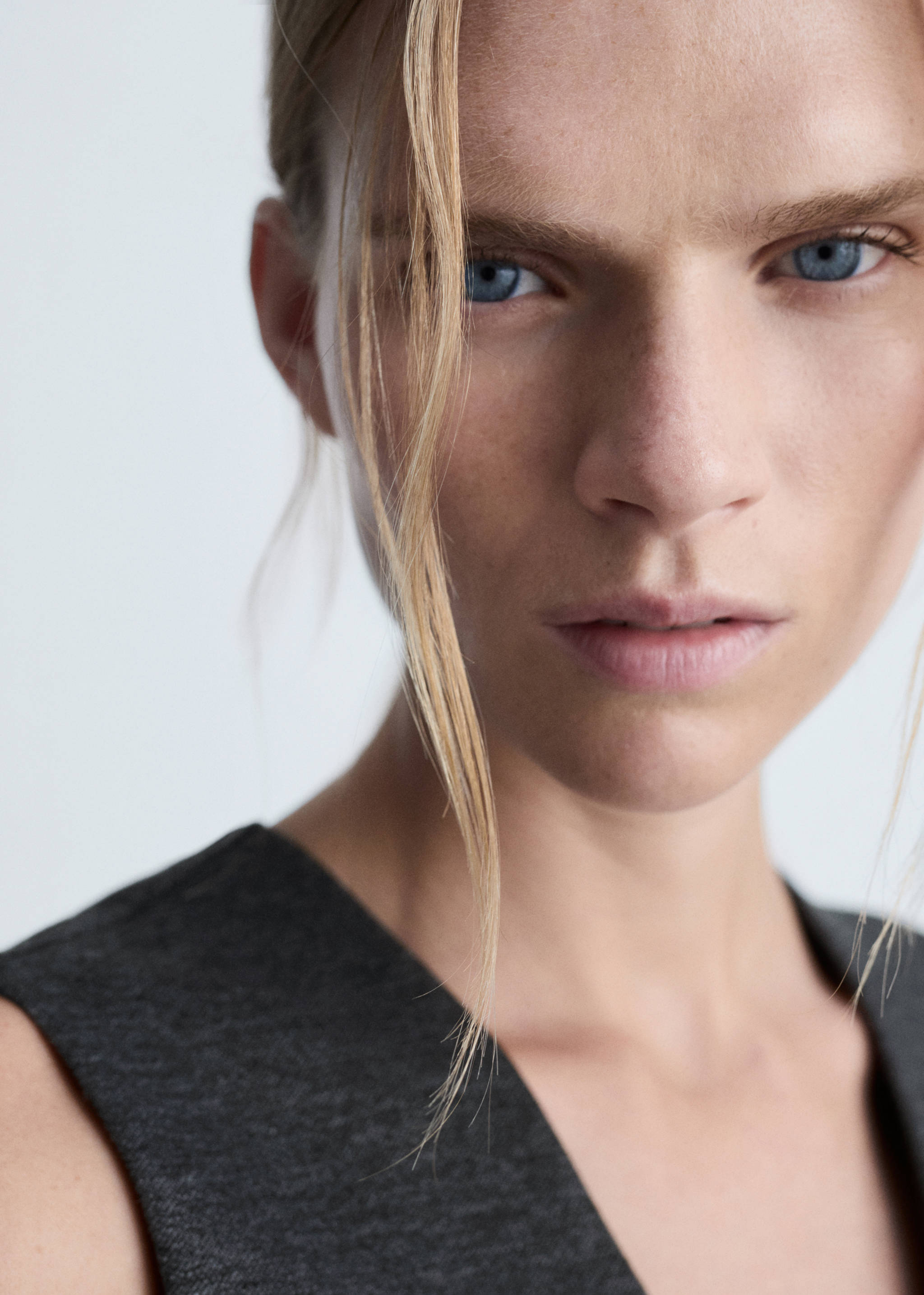 Fitted vest with buttons - Details of the article 1