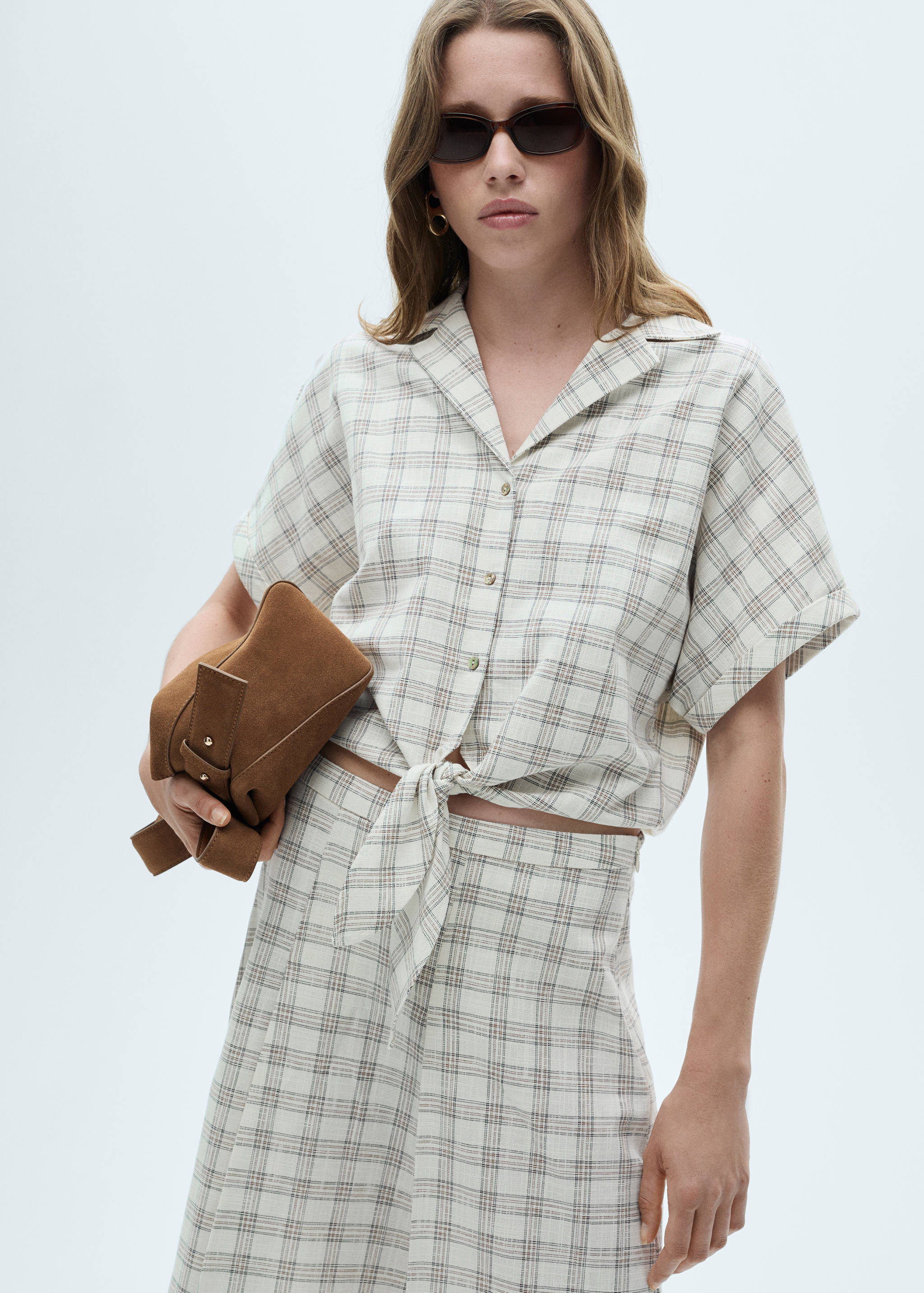 Camisa crop cuadros - Plano medio