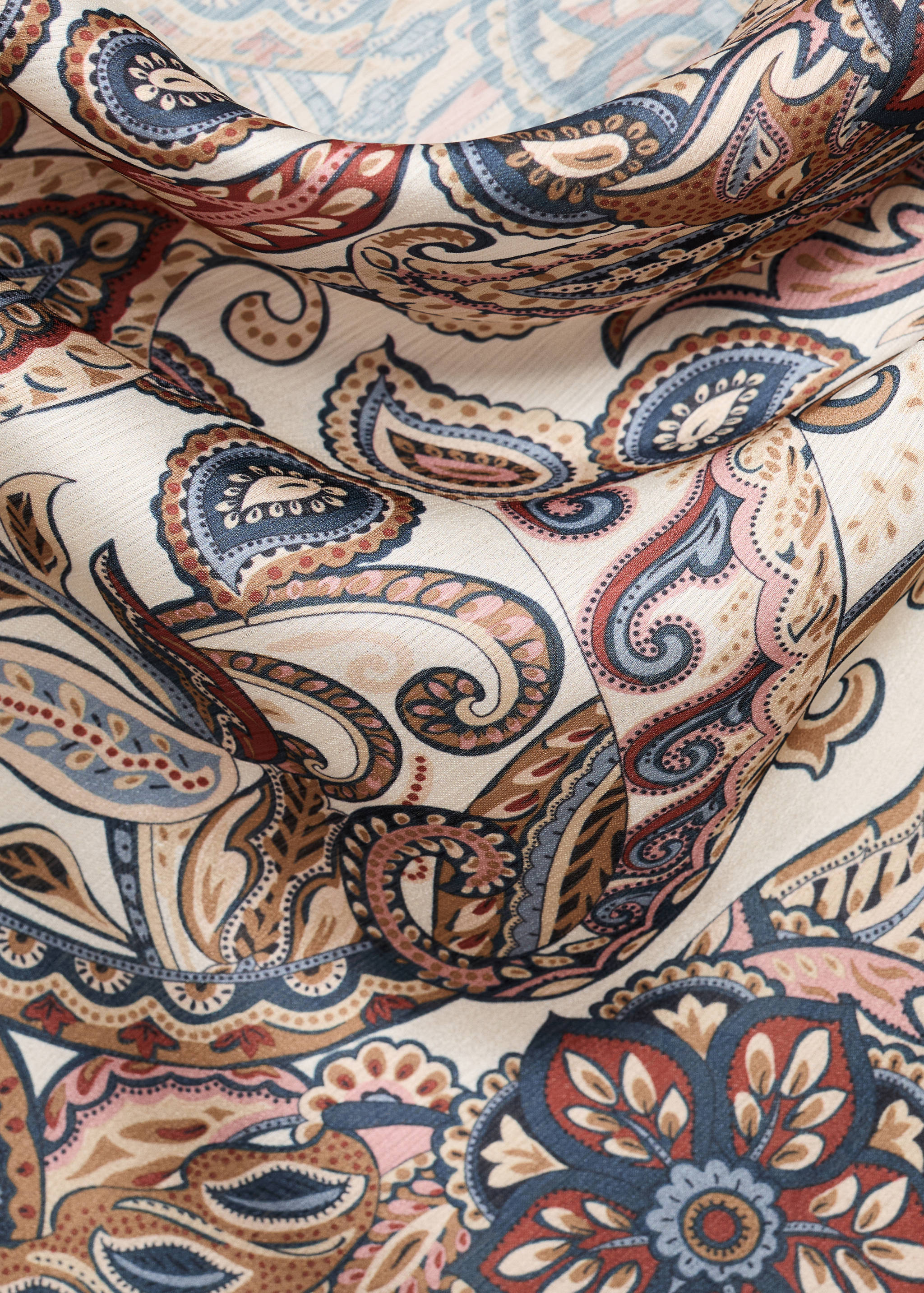 Blusa acetinada estampada - Pormenor do artigo 8