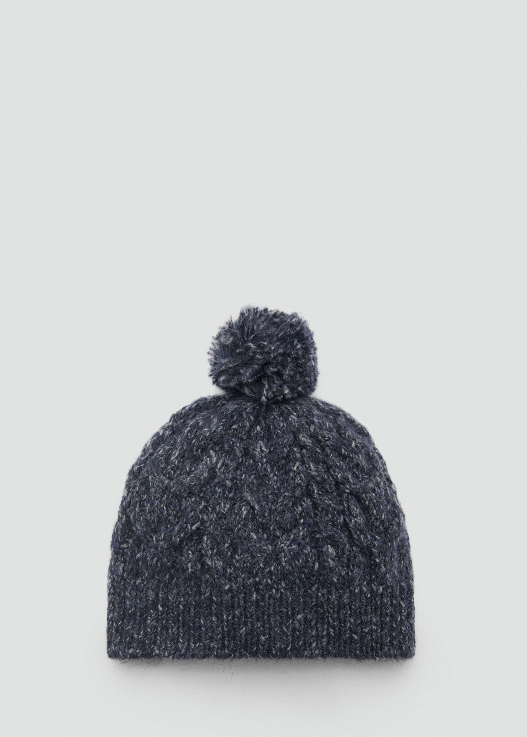 Flettestrikket lue med pomponger - Artikkel uten modell