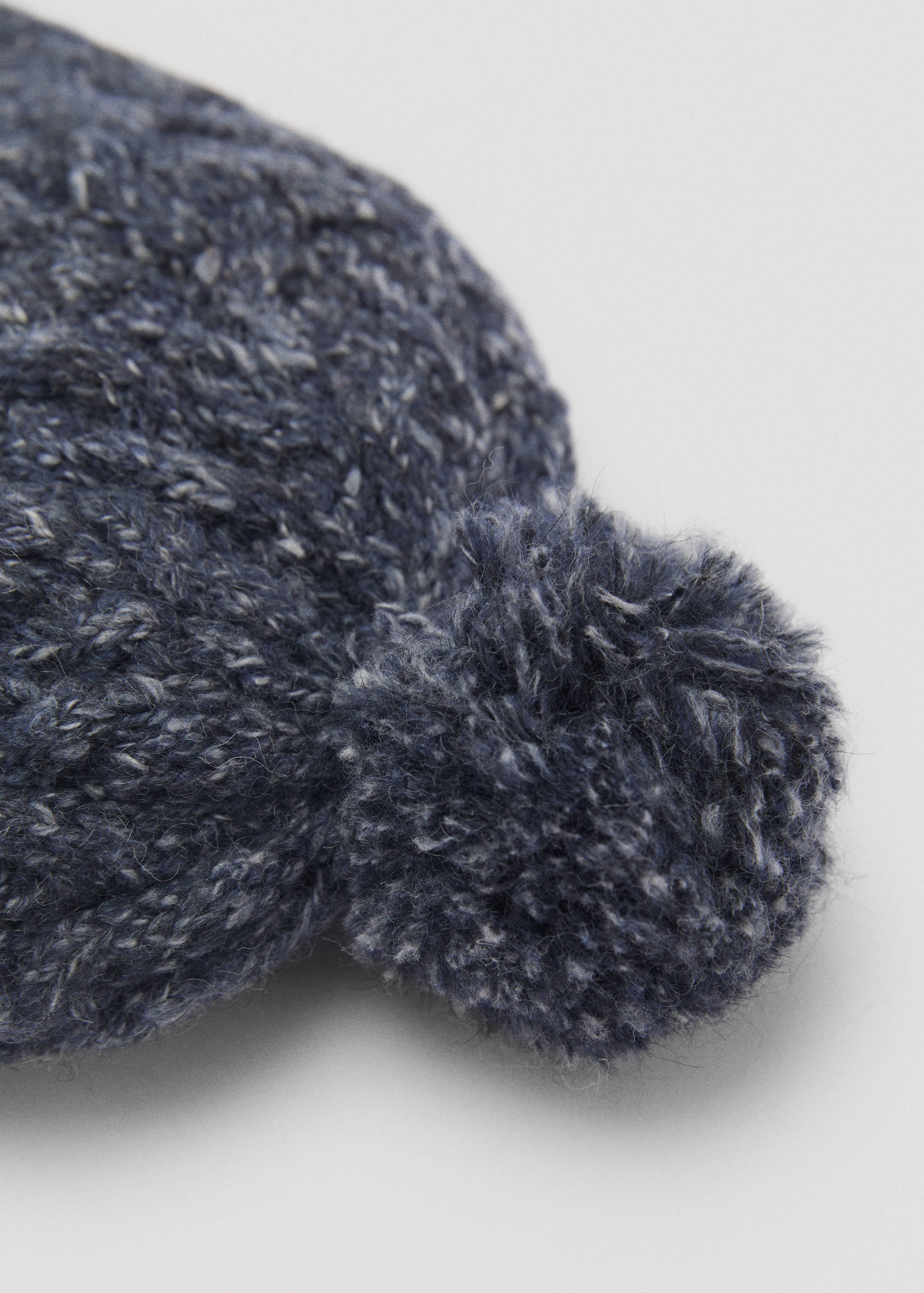 Flettestrikket lue med pomponger - Halvtotal bildeutsnitt