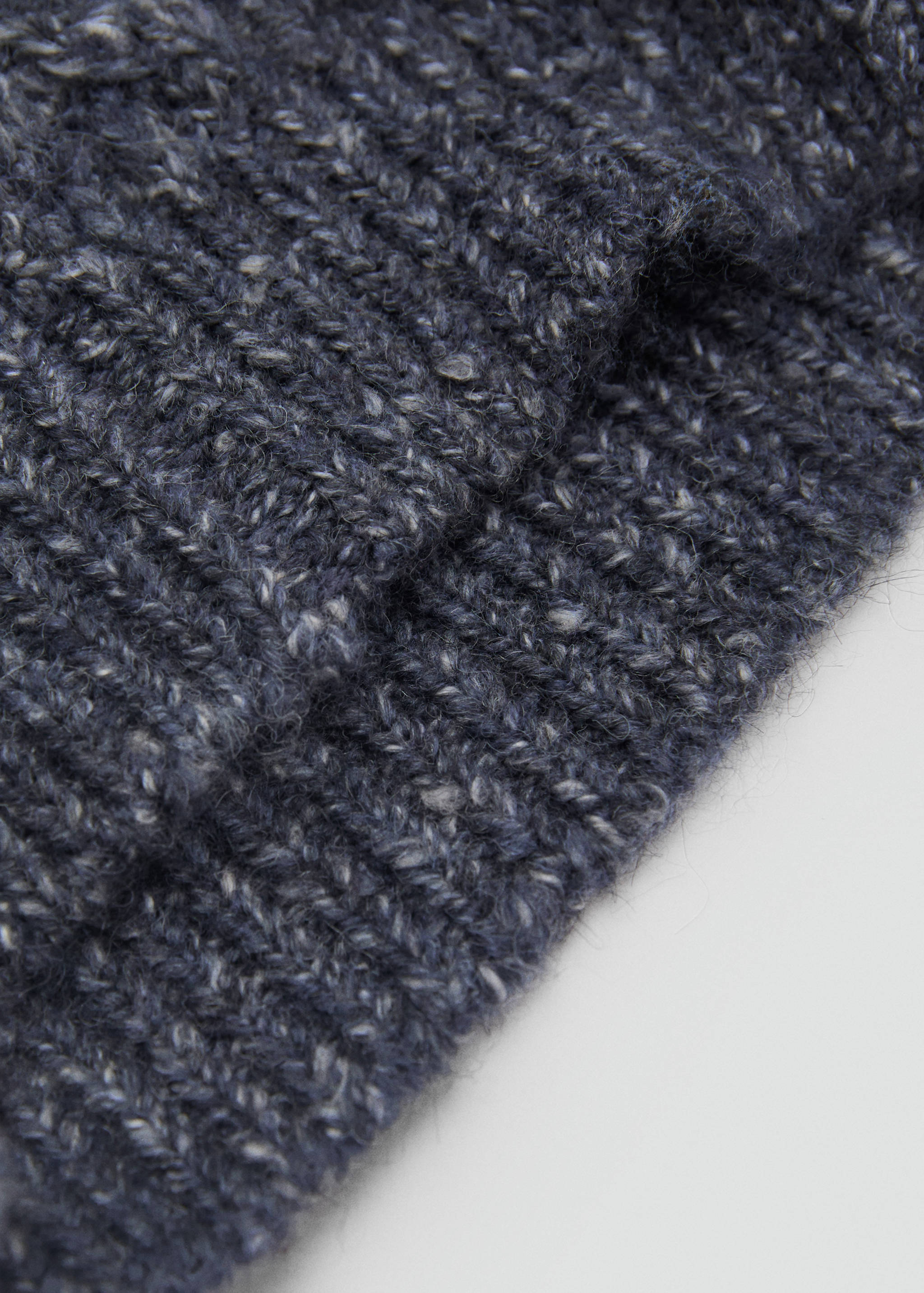 Flettestrikket lue med pomponger - Artikkeldetalj 1