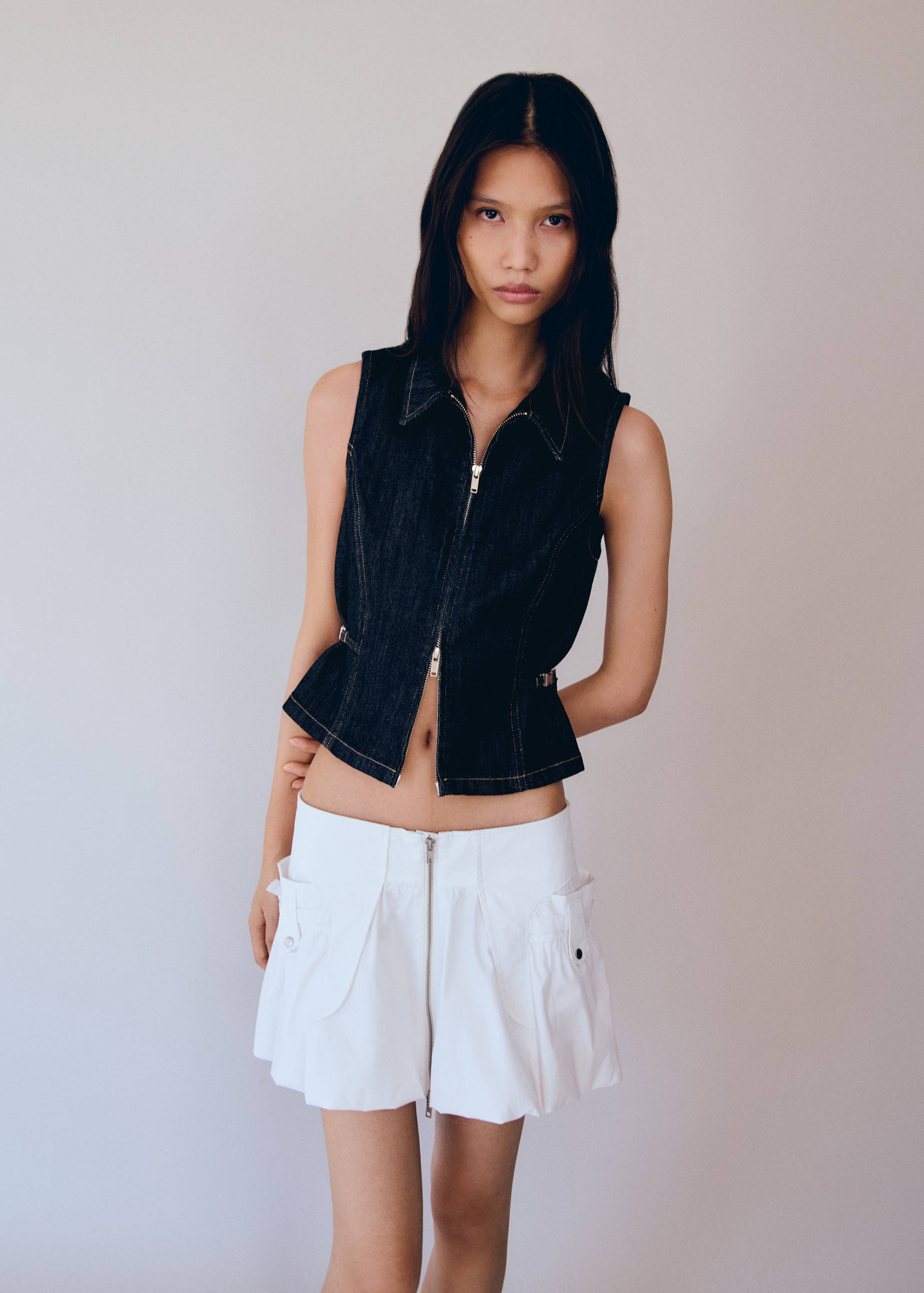 Minijupe boule fermeture Éclair - Plan moyen