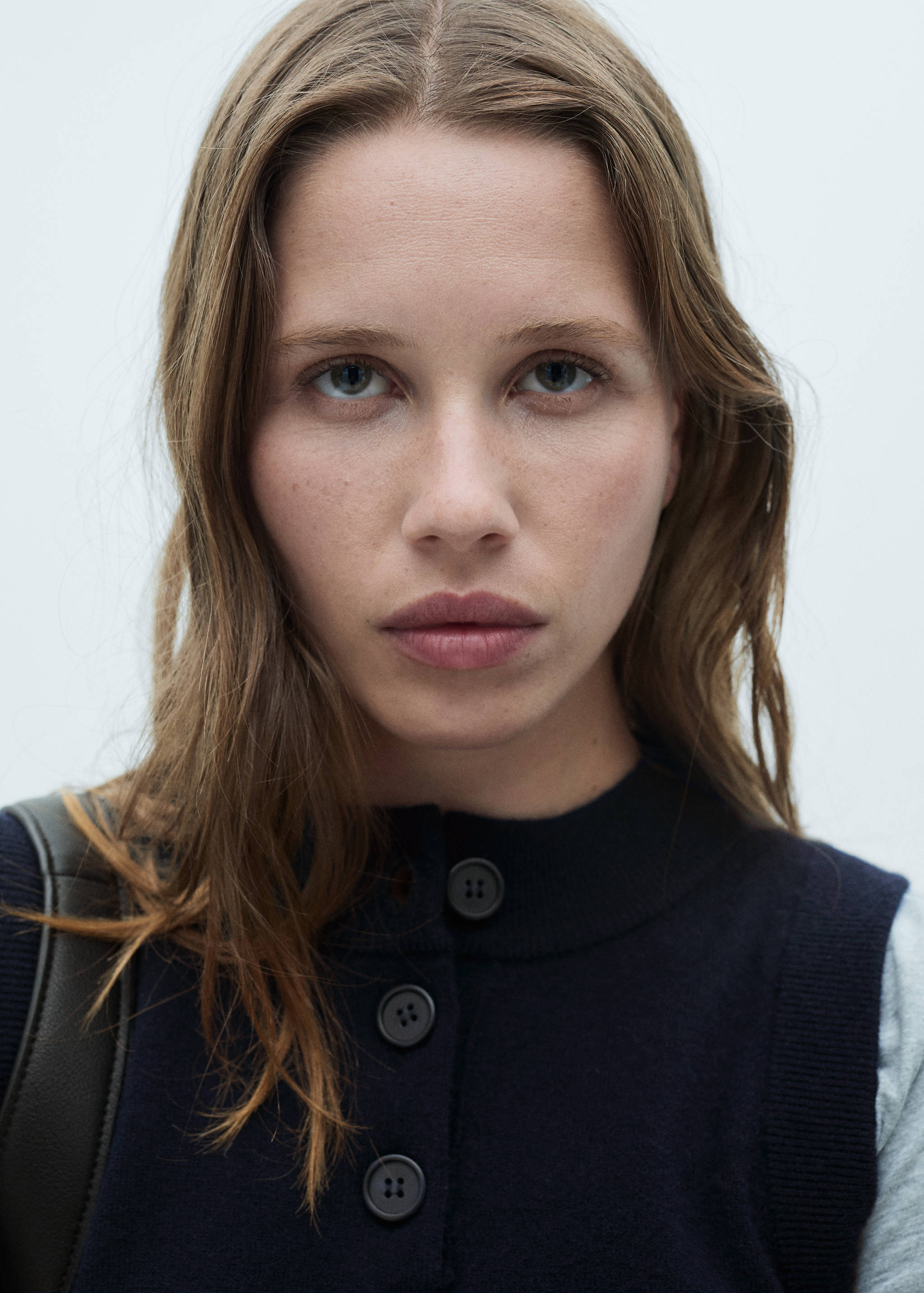 Knitted vest with button collar - Details of the article 1