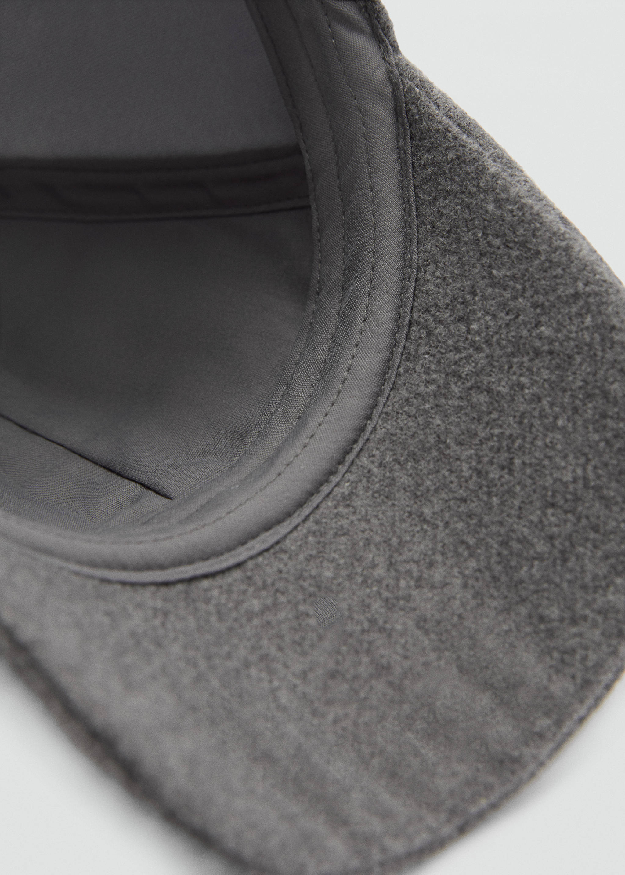 Cap with sheepskin detail - Details of the article 2