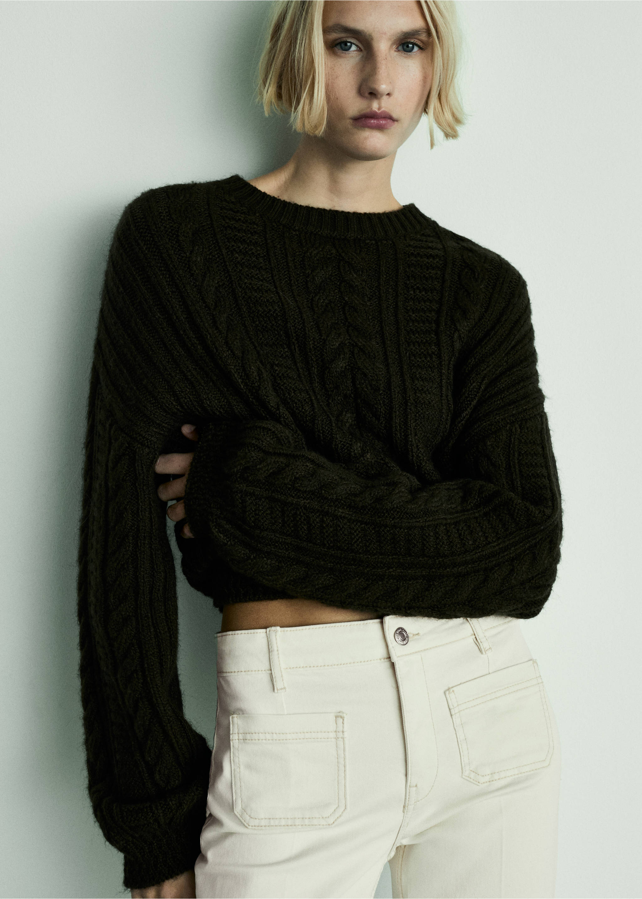 Flared cropped jeans with pockets - Details of the article 1, Off White. Ref: 77086738-00.
