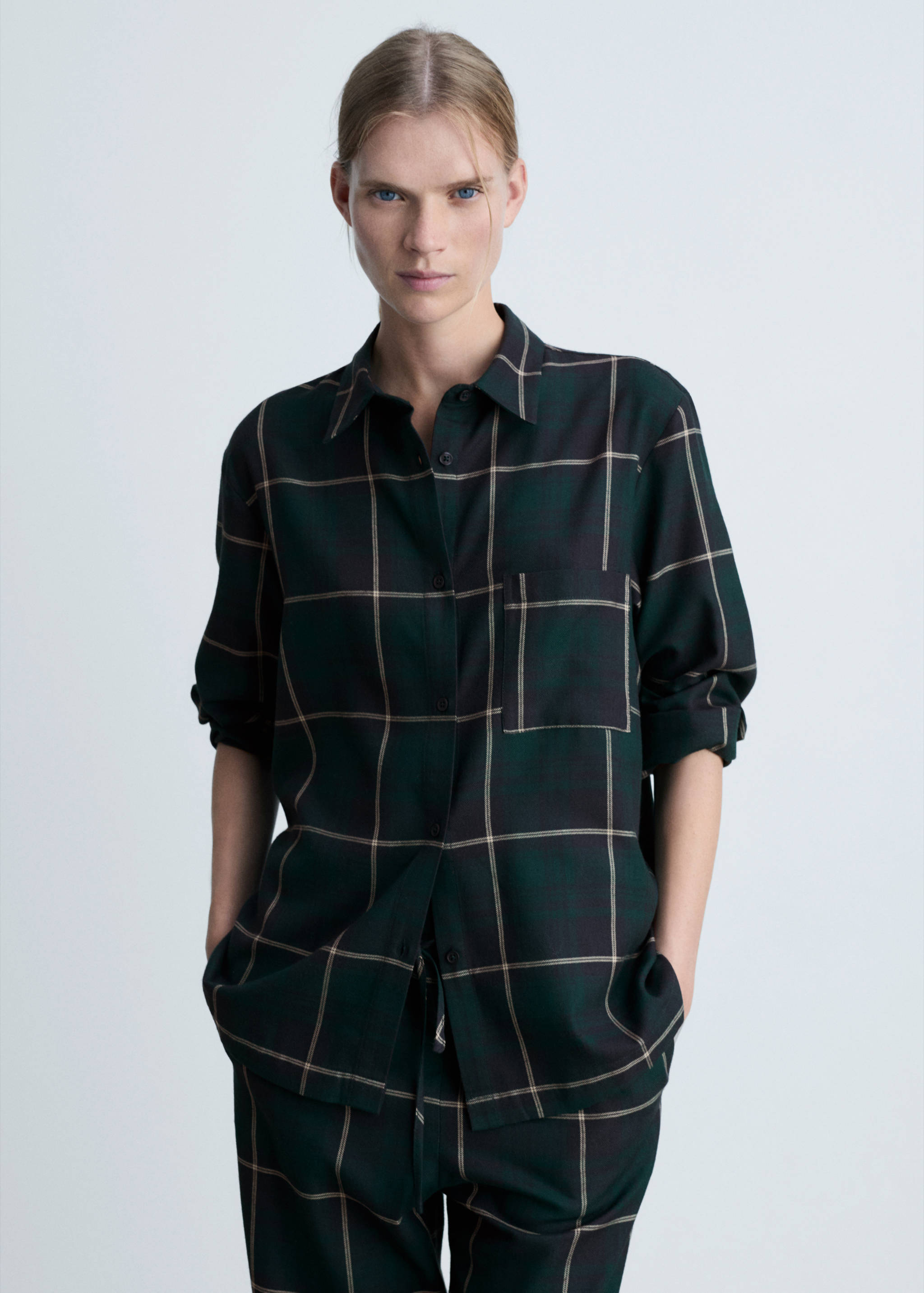 Camisa pijama cuadros franela - Plano medio