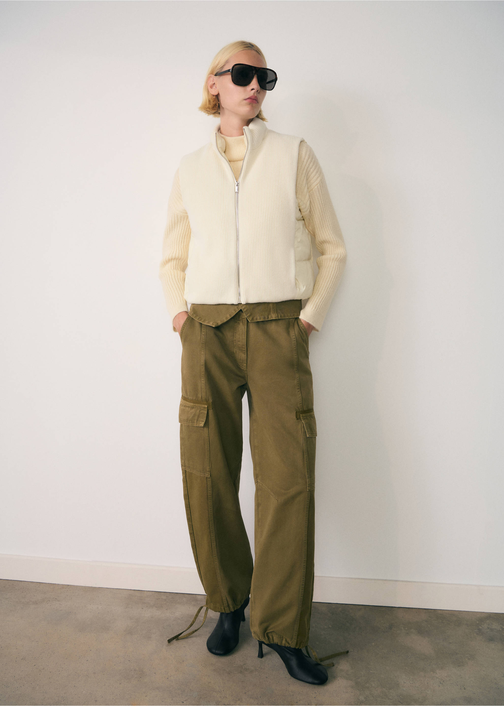 Contrasting knit vest - General plane, Ecru. Ref: 77087662-00.