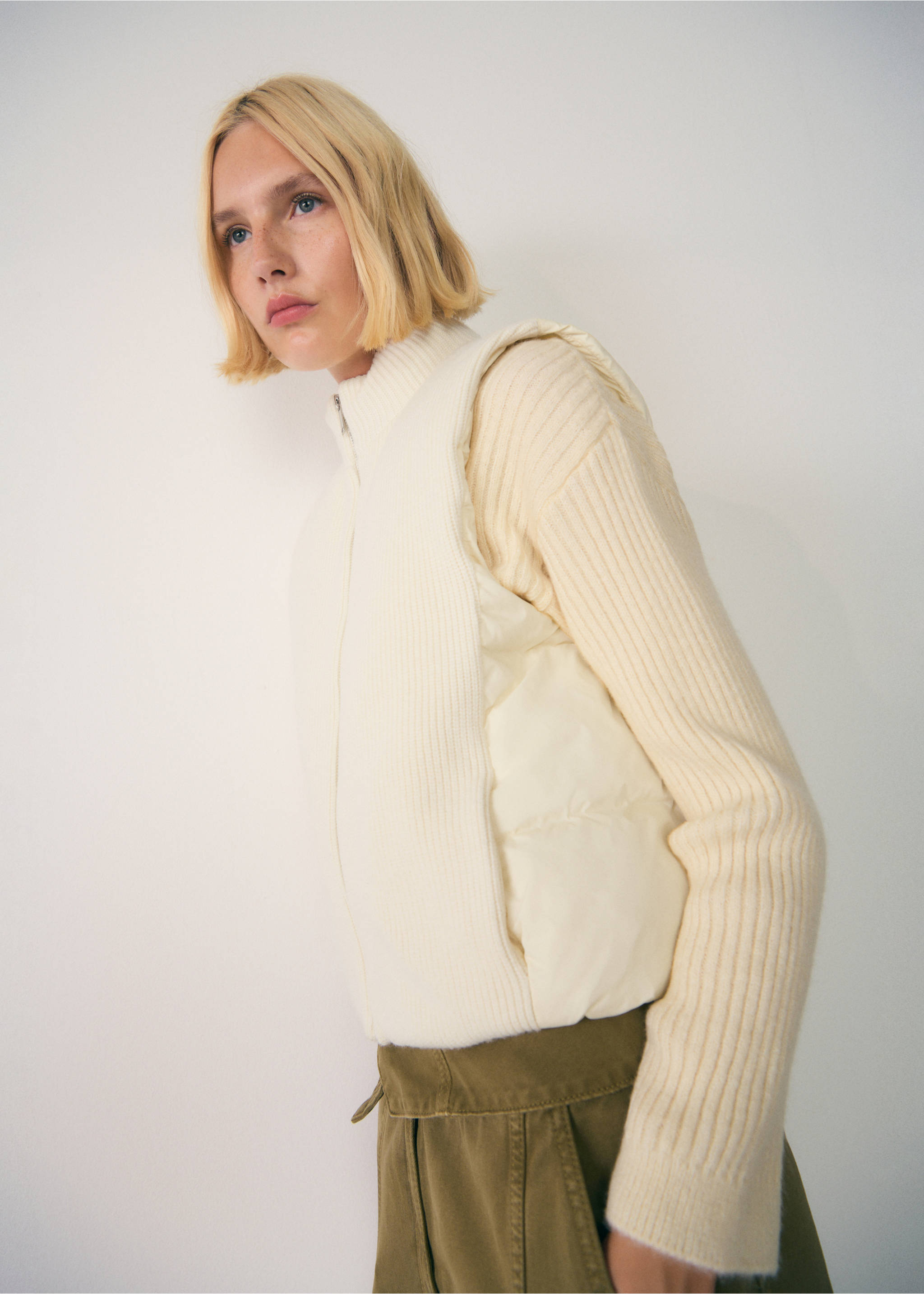 Contrasting knit vest - Medium plane, Ecru. Ref: 77087662-00.