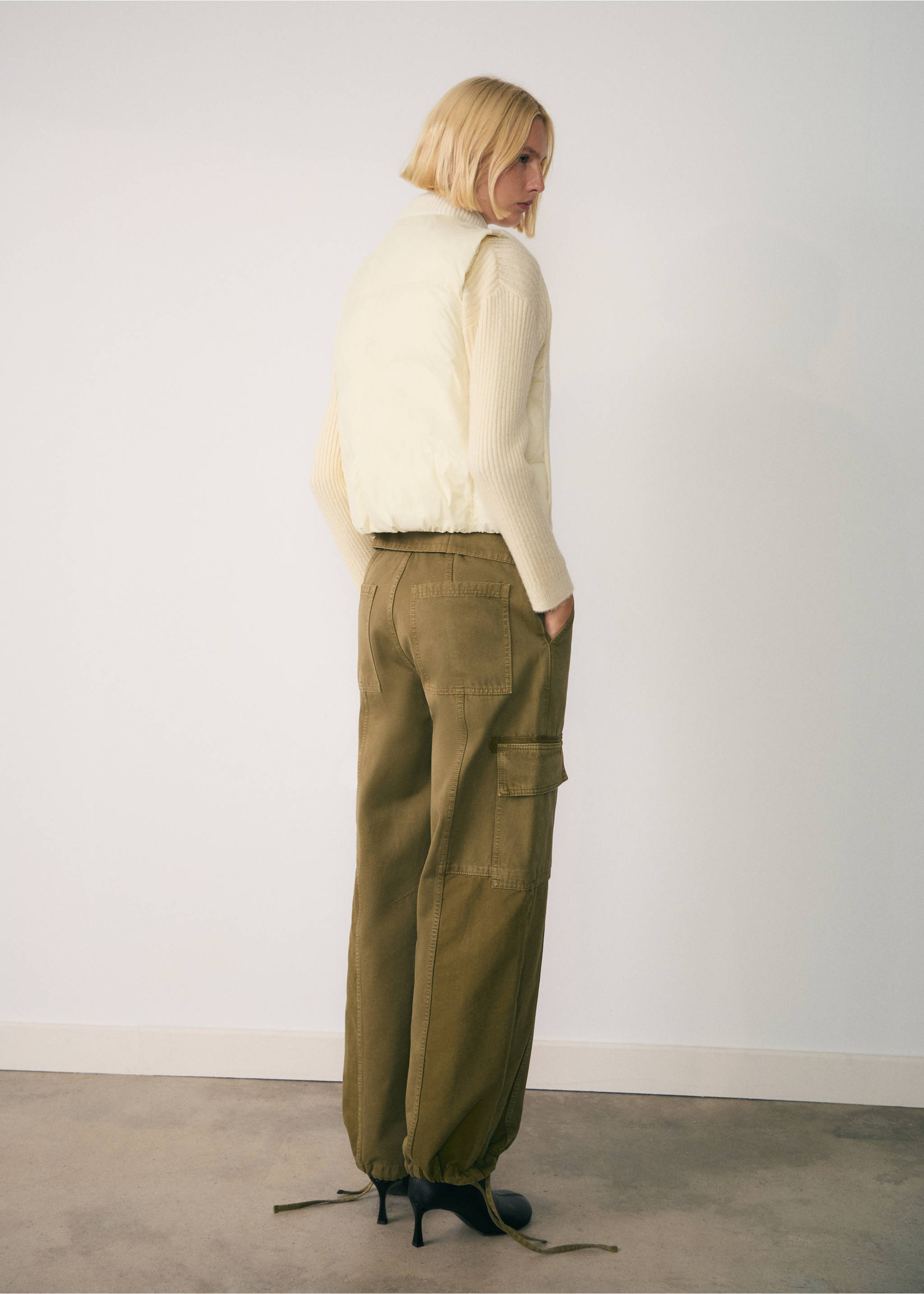 Contrasting knit vest - Reverse of the article, Ecru. Ref: 77087662-00.
