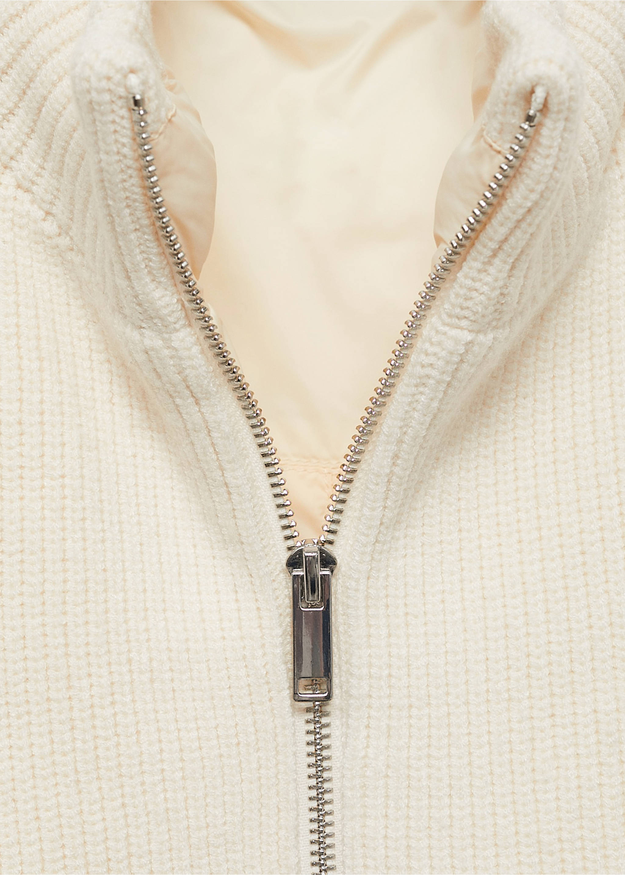 Contrasting knit vest - Details of the article 8, Ecru. Ref: 77087662-00.
