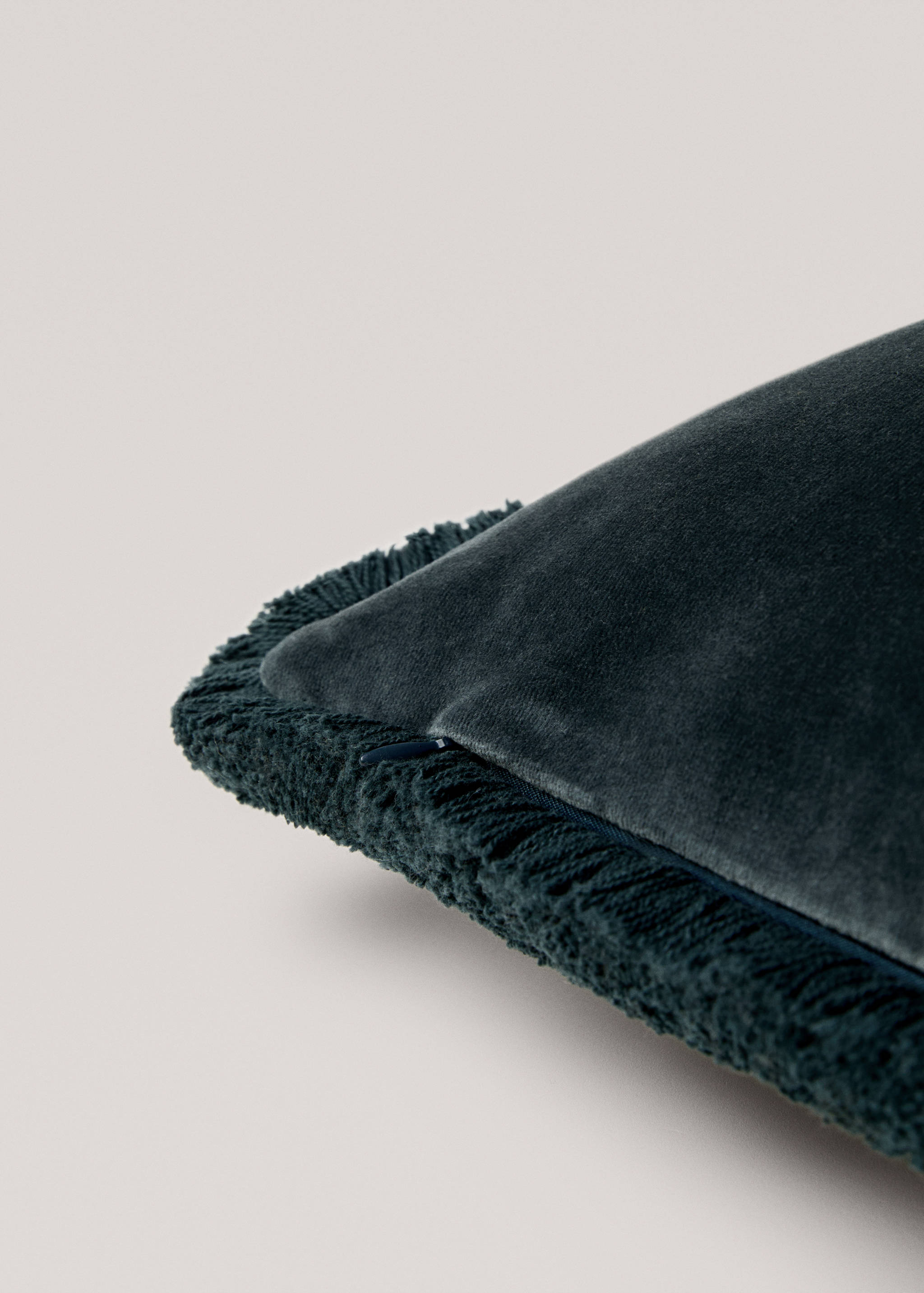 Fringed velvet cushion cover 45x45cm - Details of the article 1