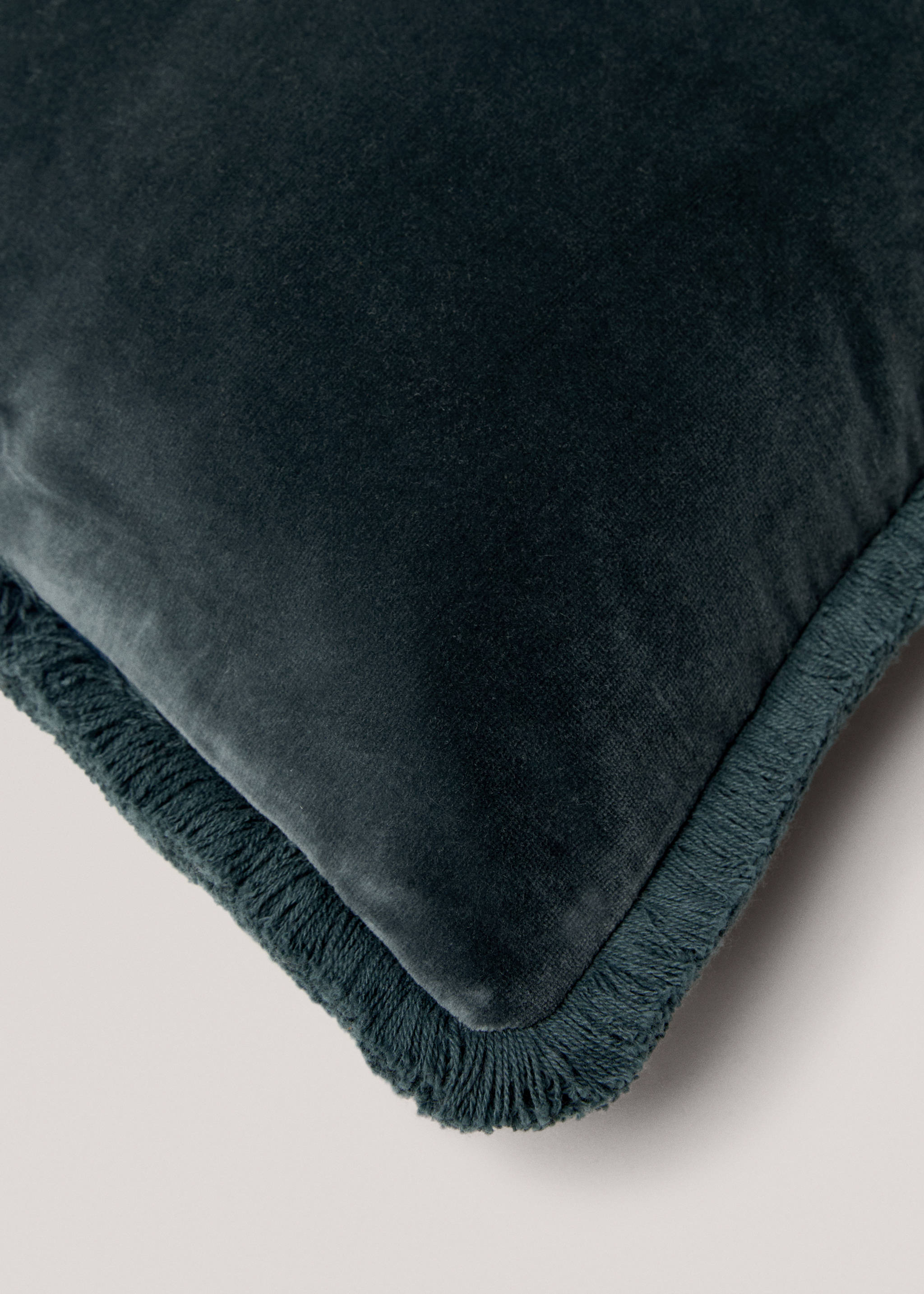 Fringed velvet cushion cover 45x45cm - Details of the article 2