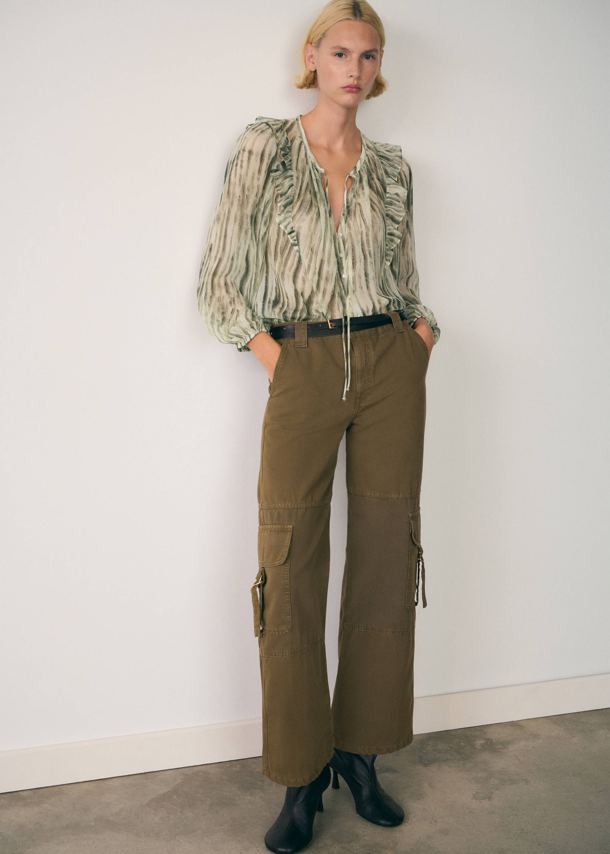 بلوزة مطبوعة شبه شفافة - رؤية عامة