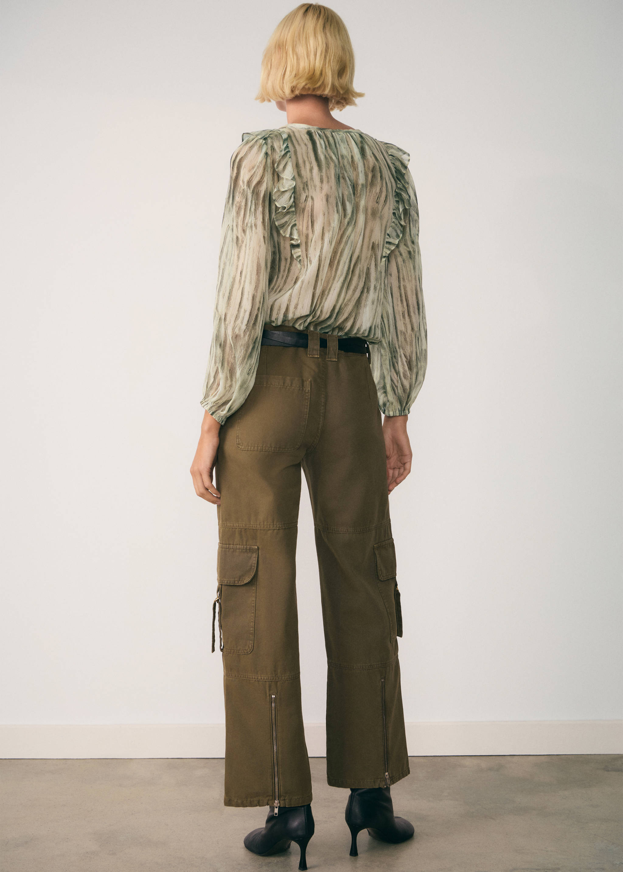 بلوزة مطبوعة شبه شفافة - الجهة الخلفية للمنتج