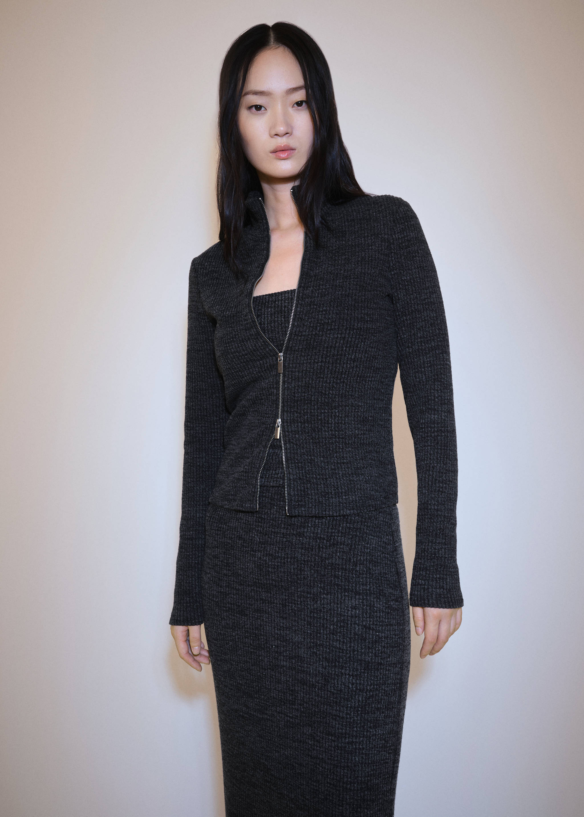 Трикотажная куртка на молнии - Средний план