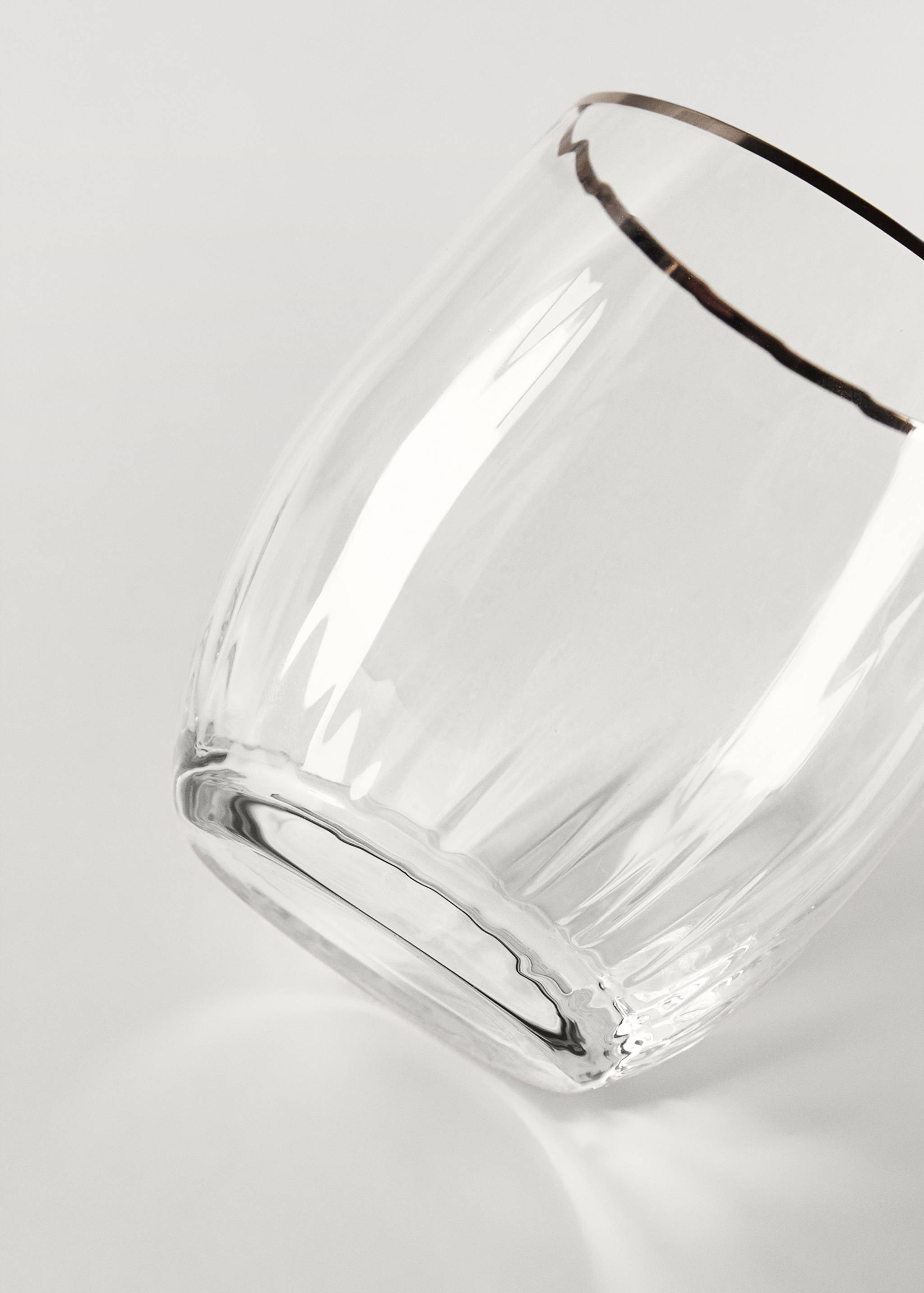 Glass tumbler with embossed stripes - Details of the article 2