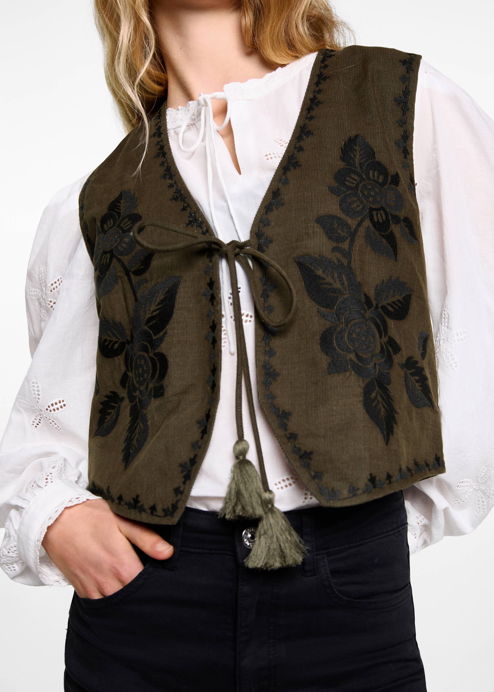 Floral-embroidered waistcoat - Details of the article 6