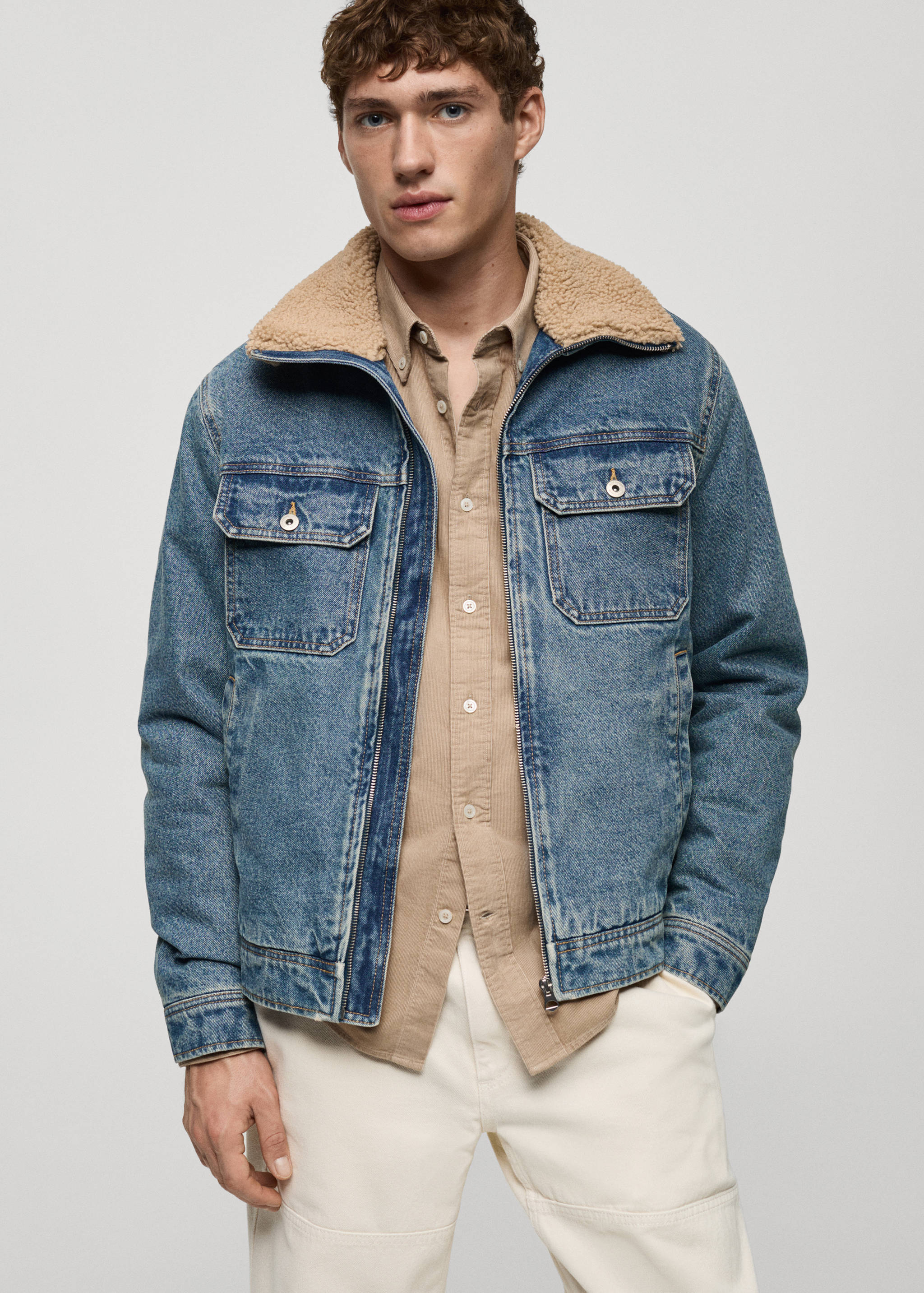 Cazadora vaquera detalles borreguito - Plano medio