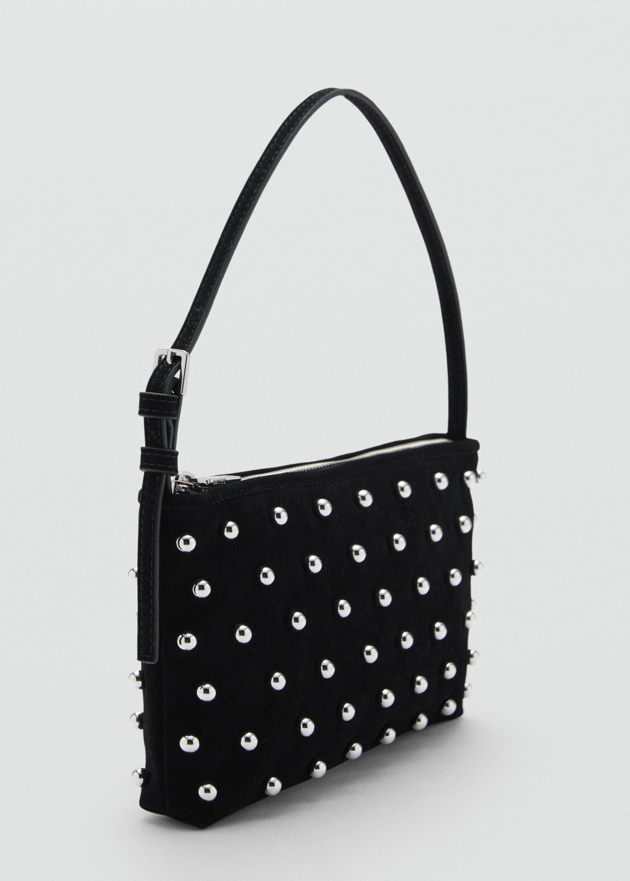 Сумка с декоративными заклепками - Средний план