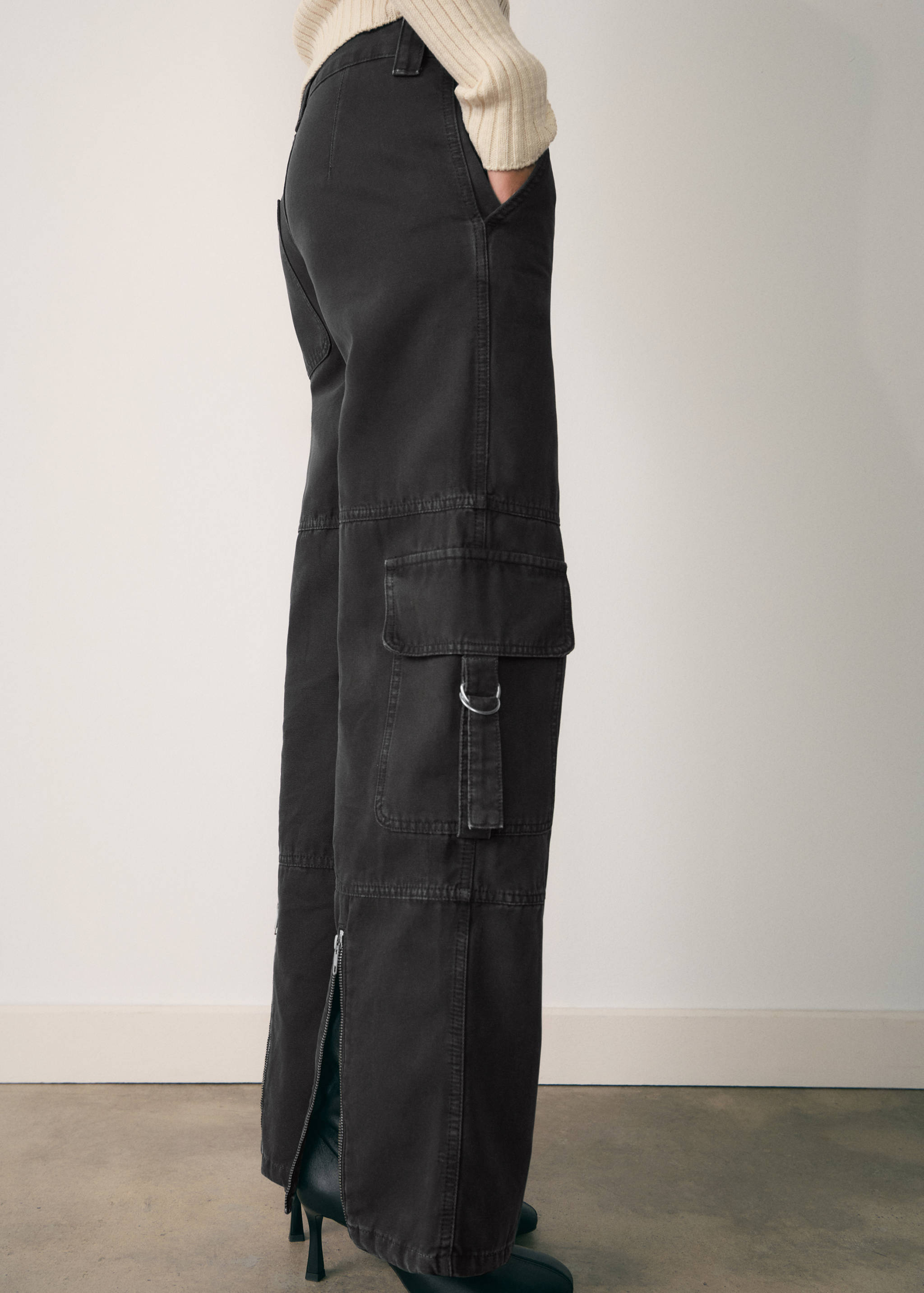 Jeans cargo cremalleras - Plano medio