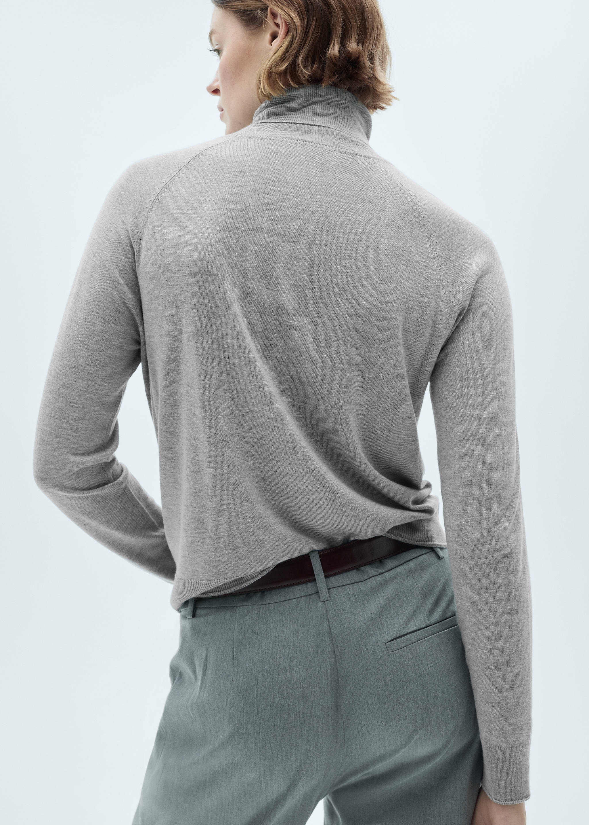 Fine-knit turtleneck sweater - Reverse of the article