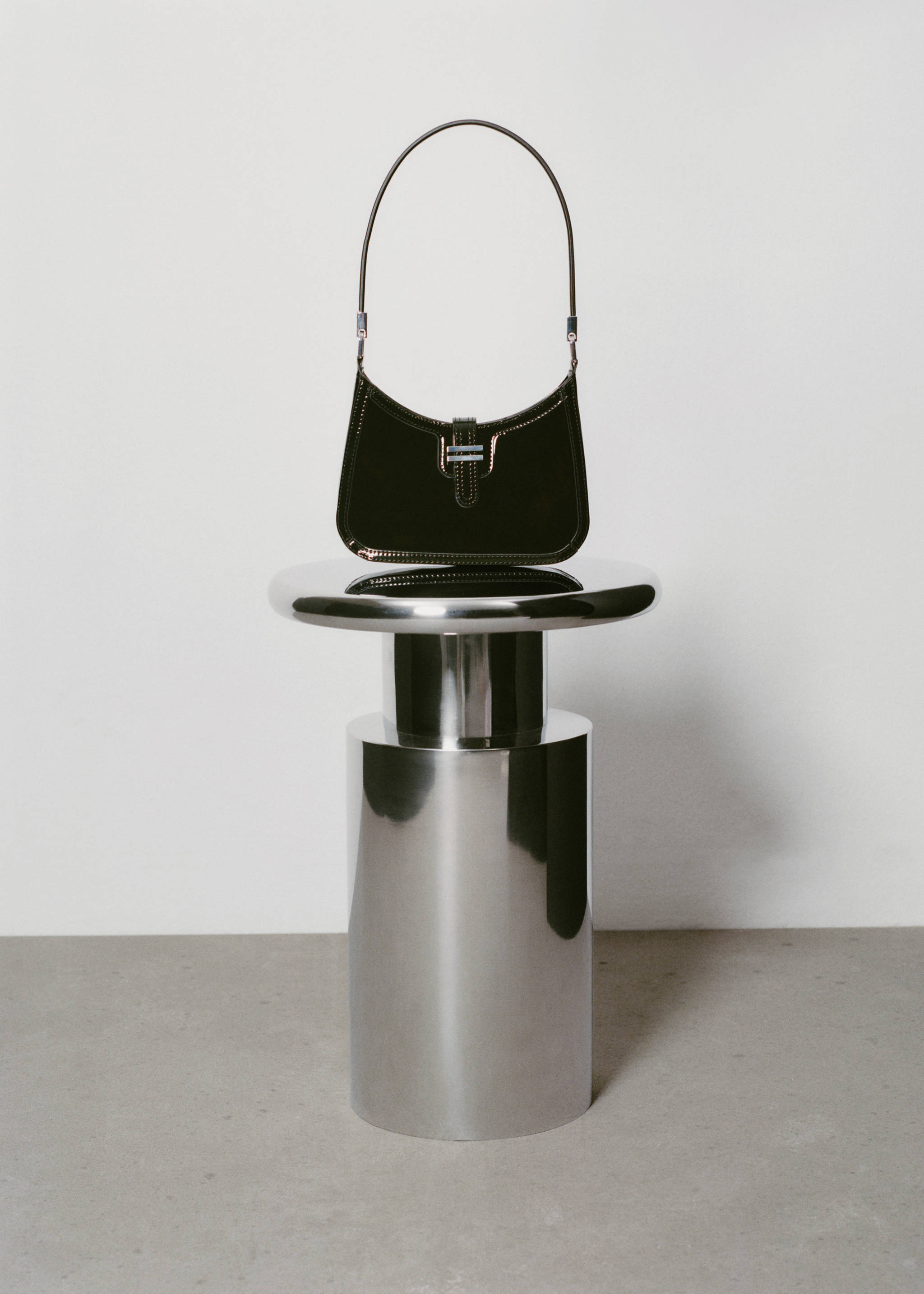 Patent leather-effect shoulder bag - Details of the article 9