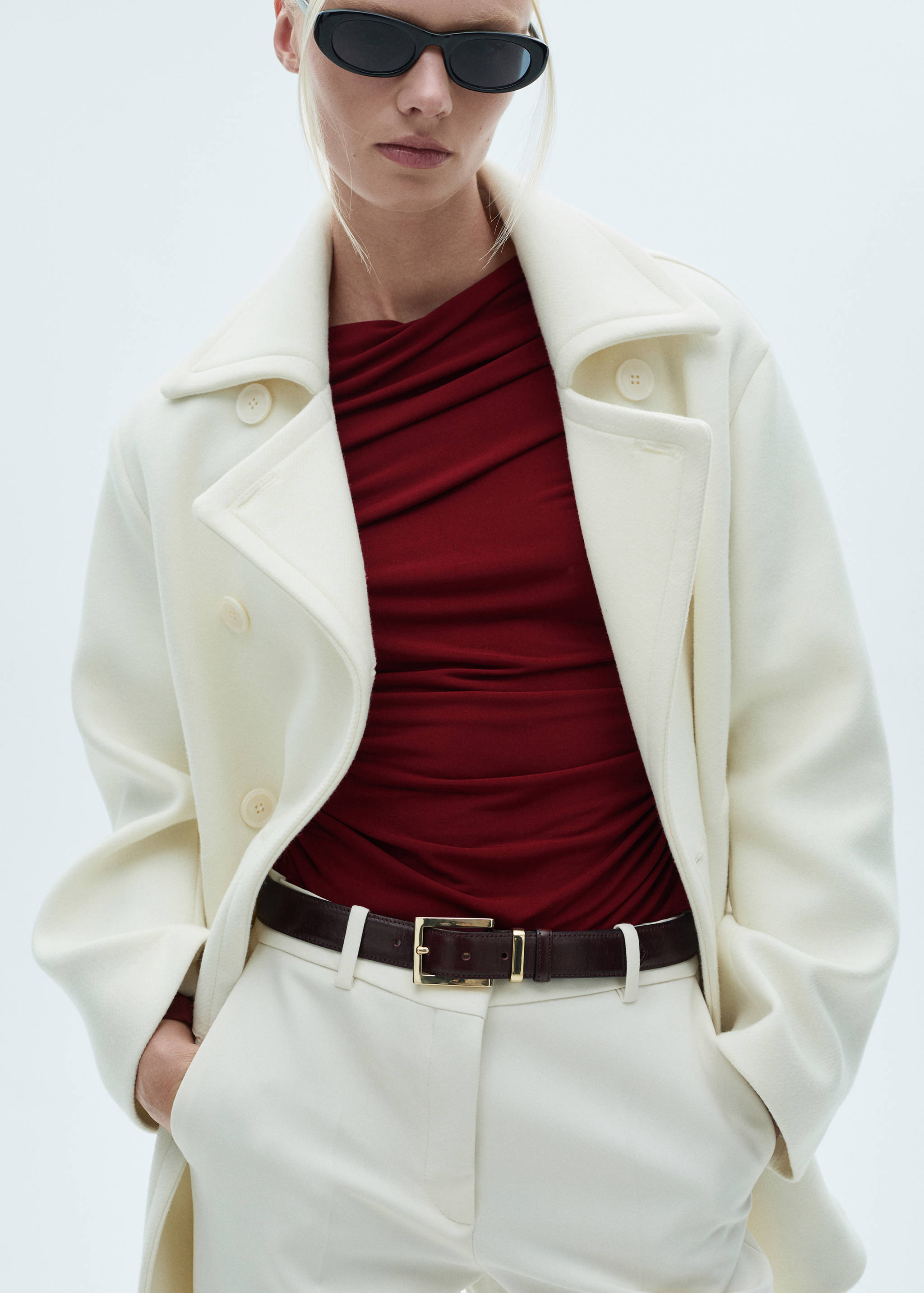 Асимметричная футболка со сборками - Средний план