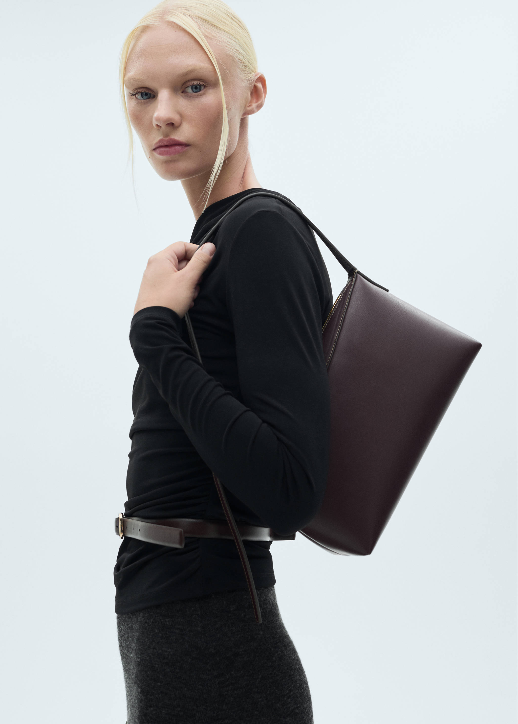 Camiseta asimétrica fruncidos - Plano medio