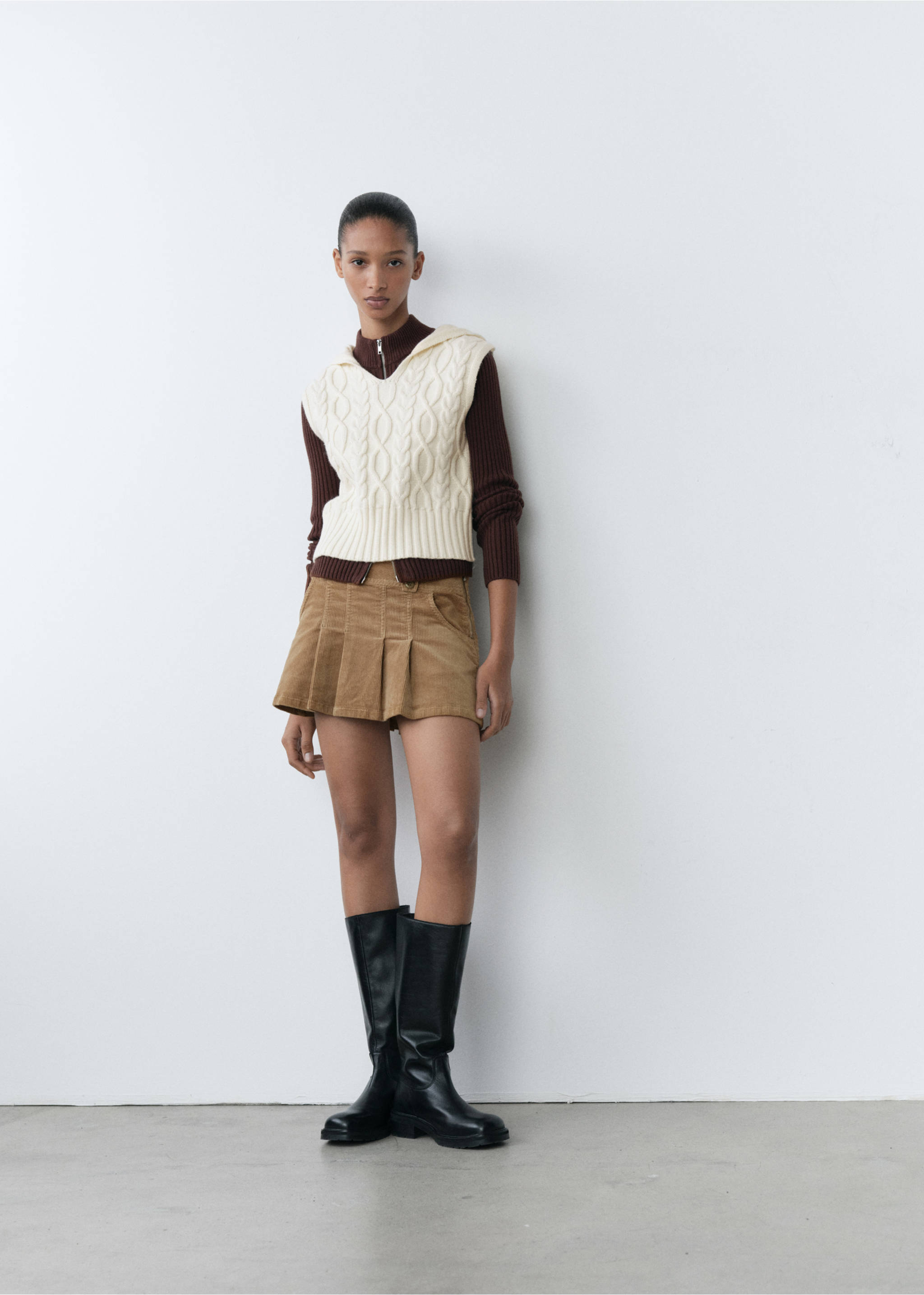 Cable-knit gilet with hood - General plane, Ecru. Ref: 77088634-00.