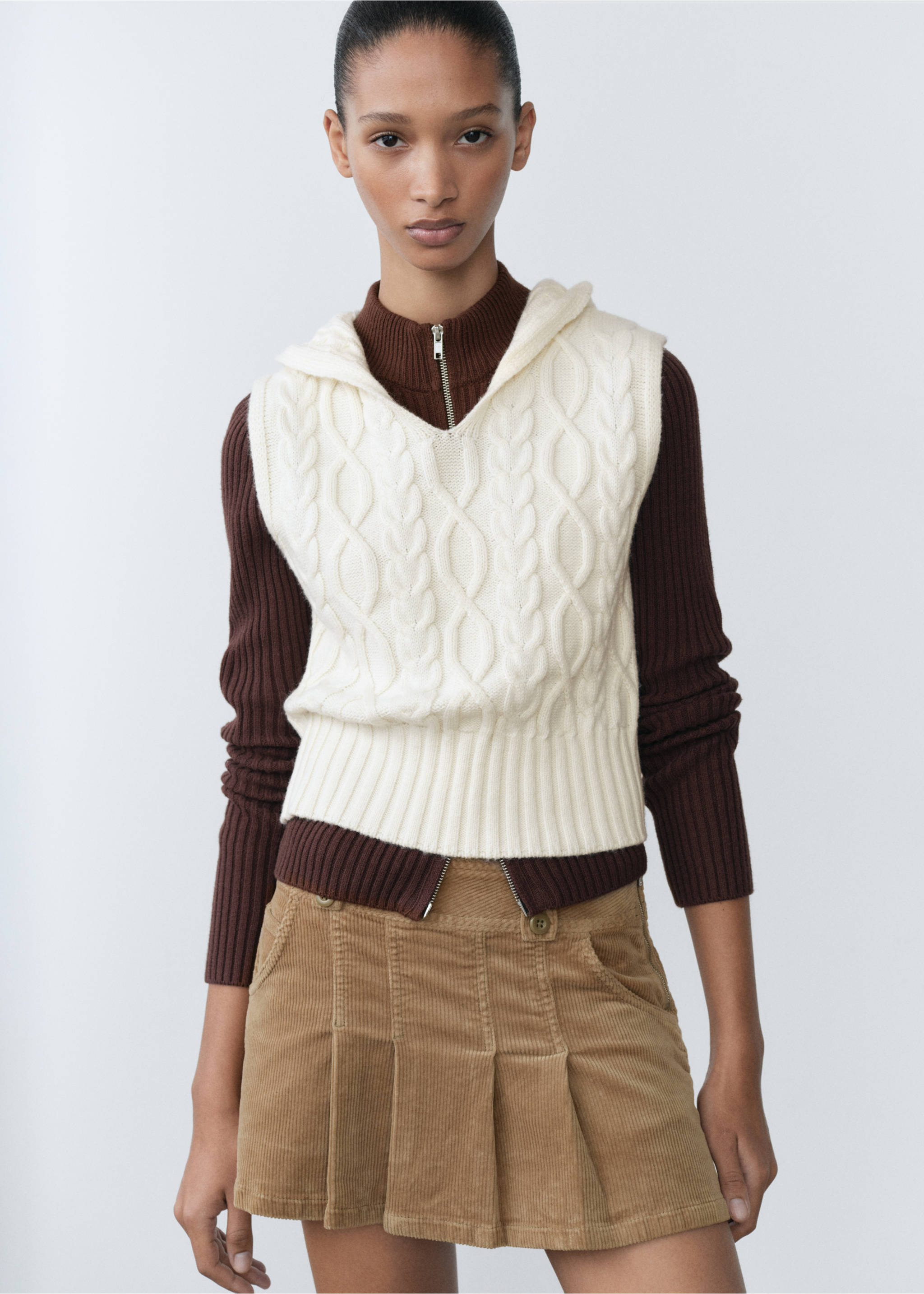 Cable-knit gilet with hood - Medium plane, Ecru. Ref: 77088634-00.