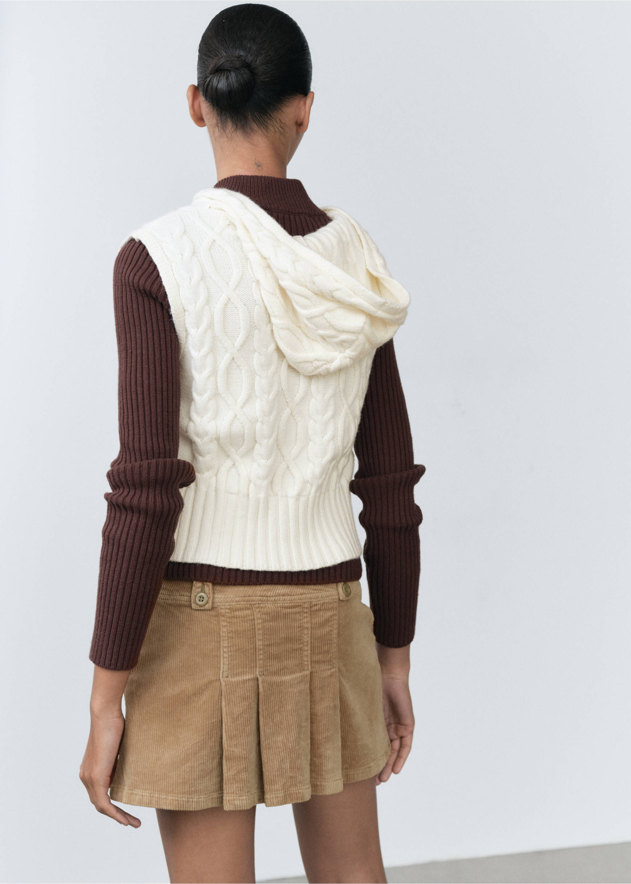 Cable-knit gilet with hood - Reverse of the article, Ecru. Ref: 77088634-00.