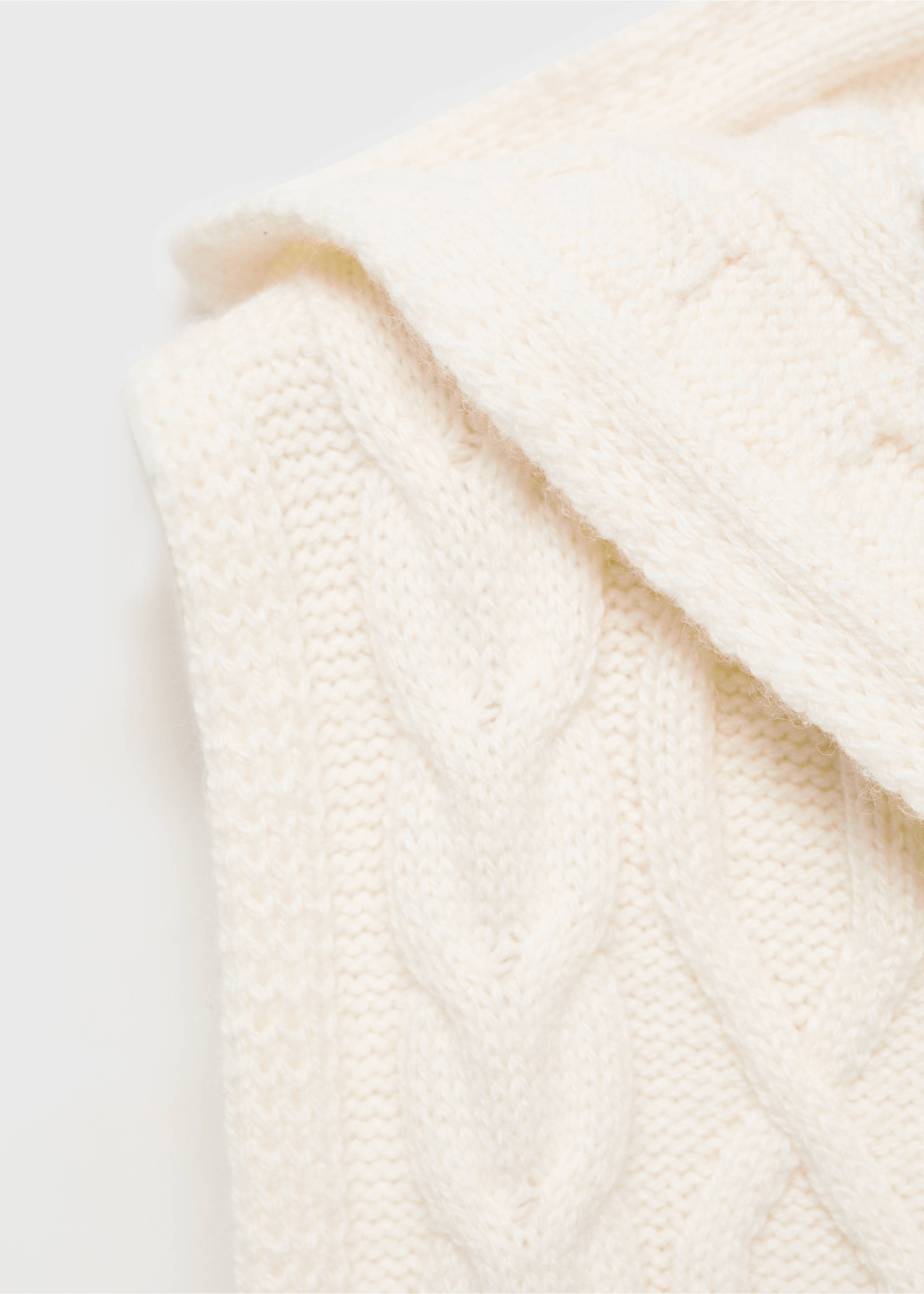 Cable-knit gilet with hood - Details of the article 8, Ecru. Ref: 77088634-00.