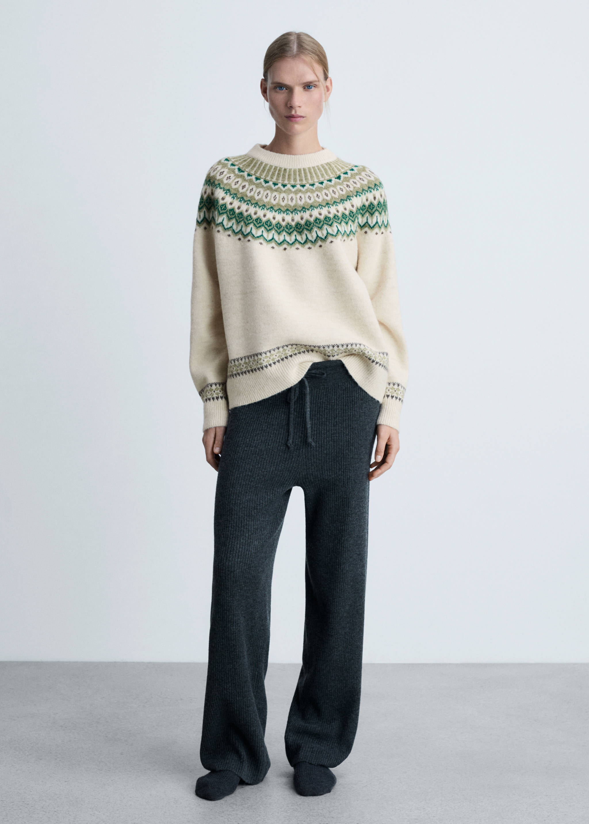 Round-neck knitted sweater - General plane