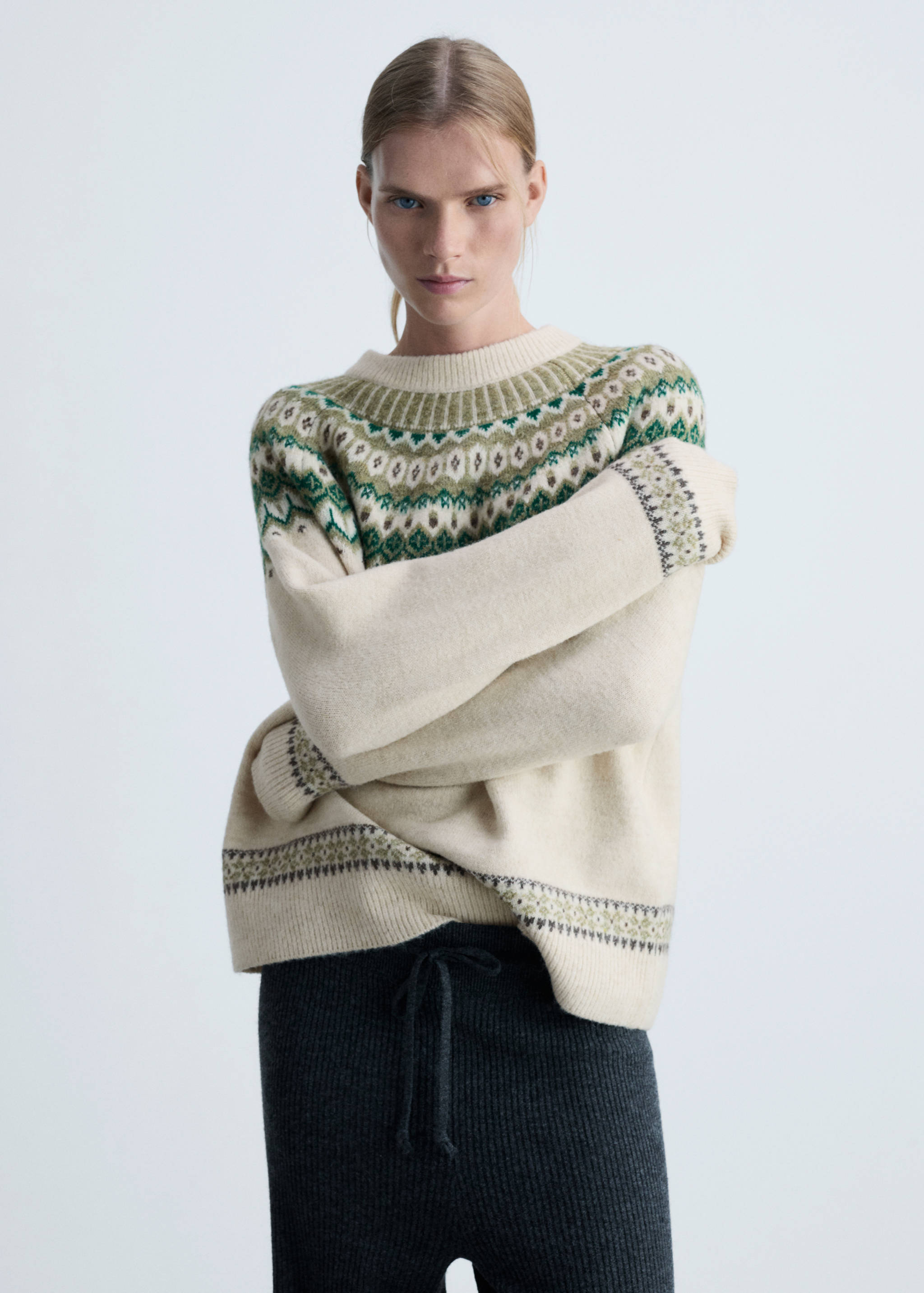 Round-neck knitted sweater - Medium plane