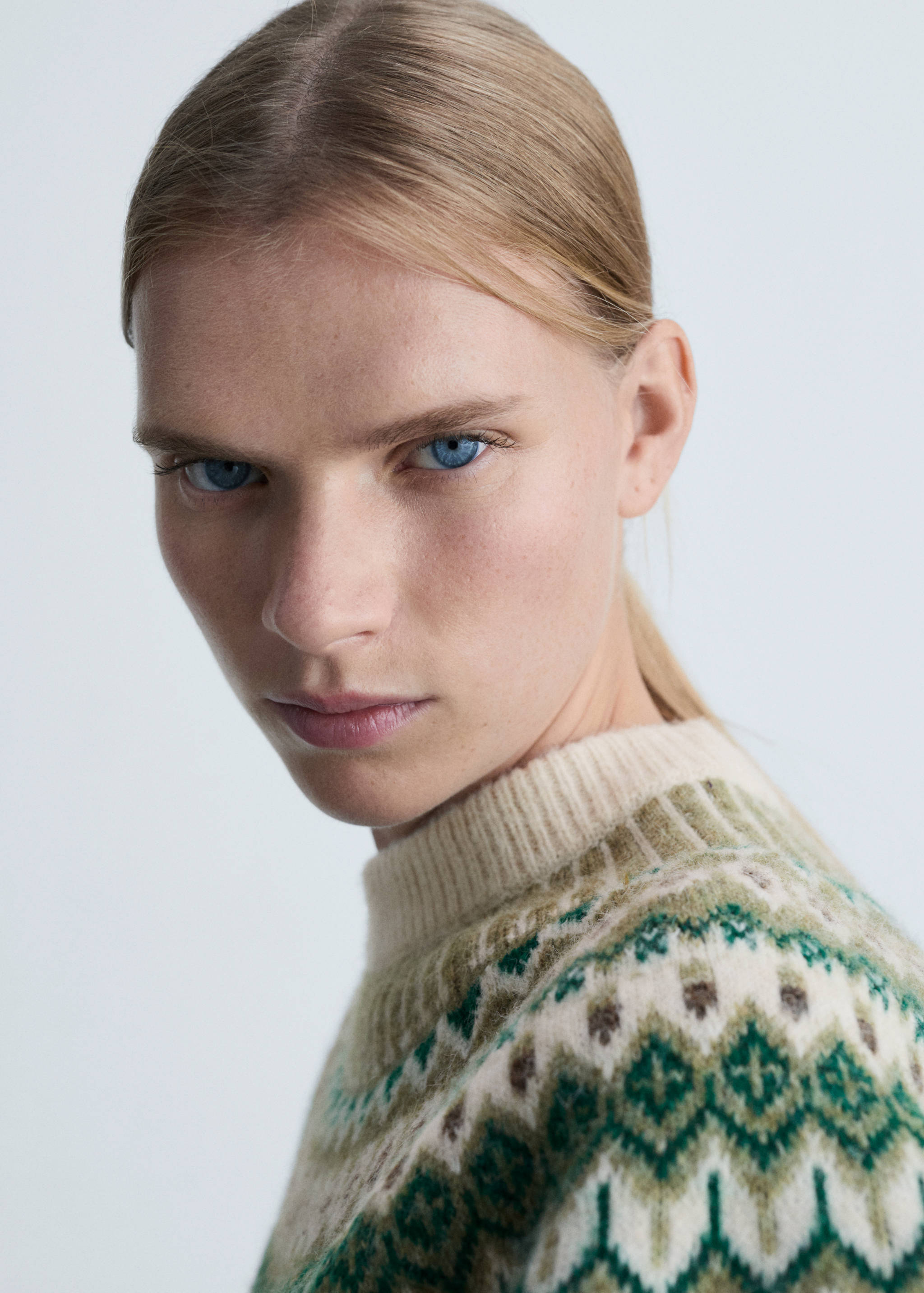 Round-neck knitted sweater - Details of the article 1
