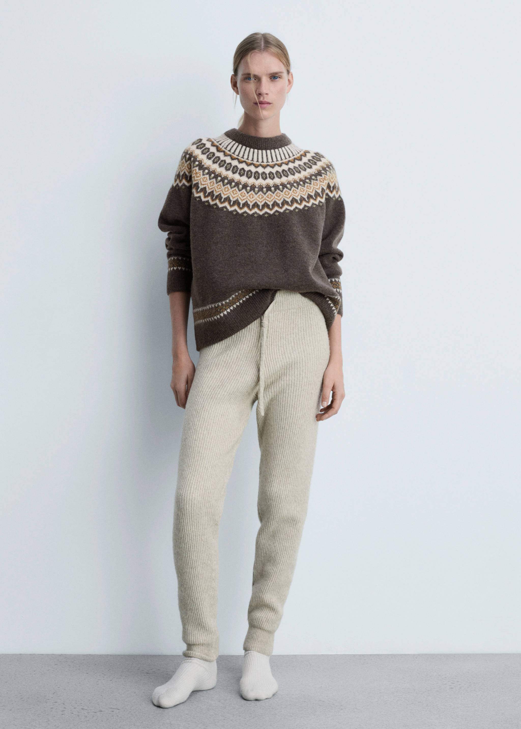 Round-neck knitted sweater - General plane