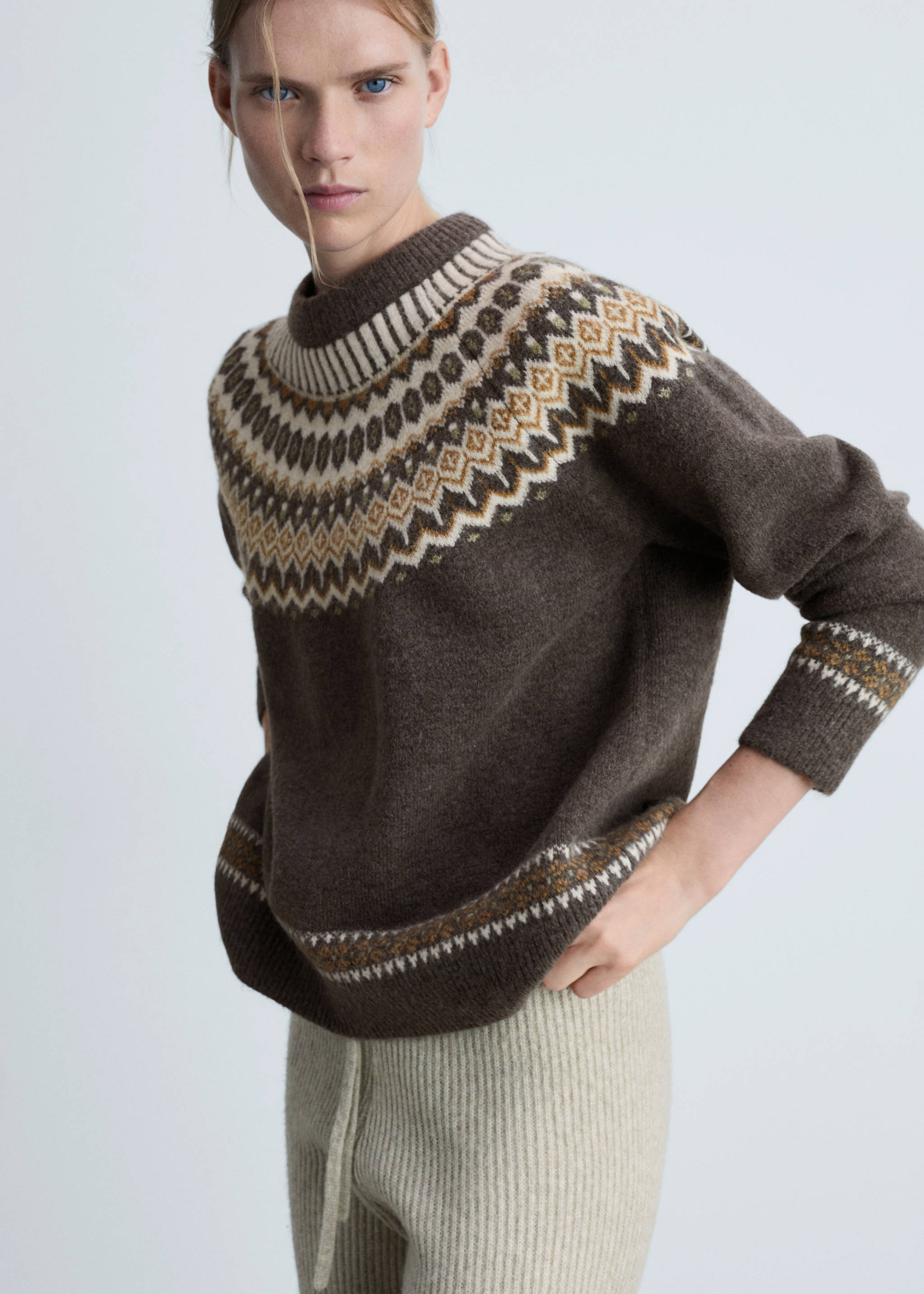 Round-neck knitted sweater - Medium plane