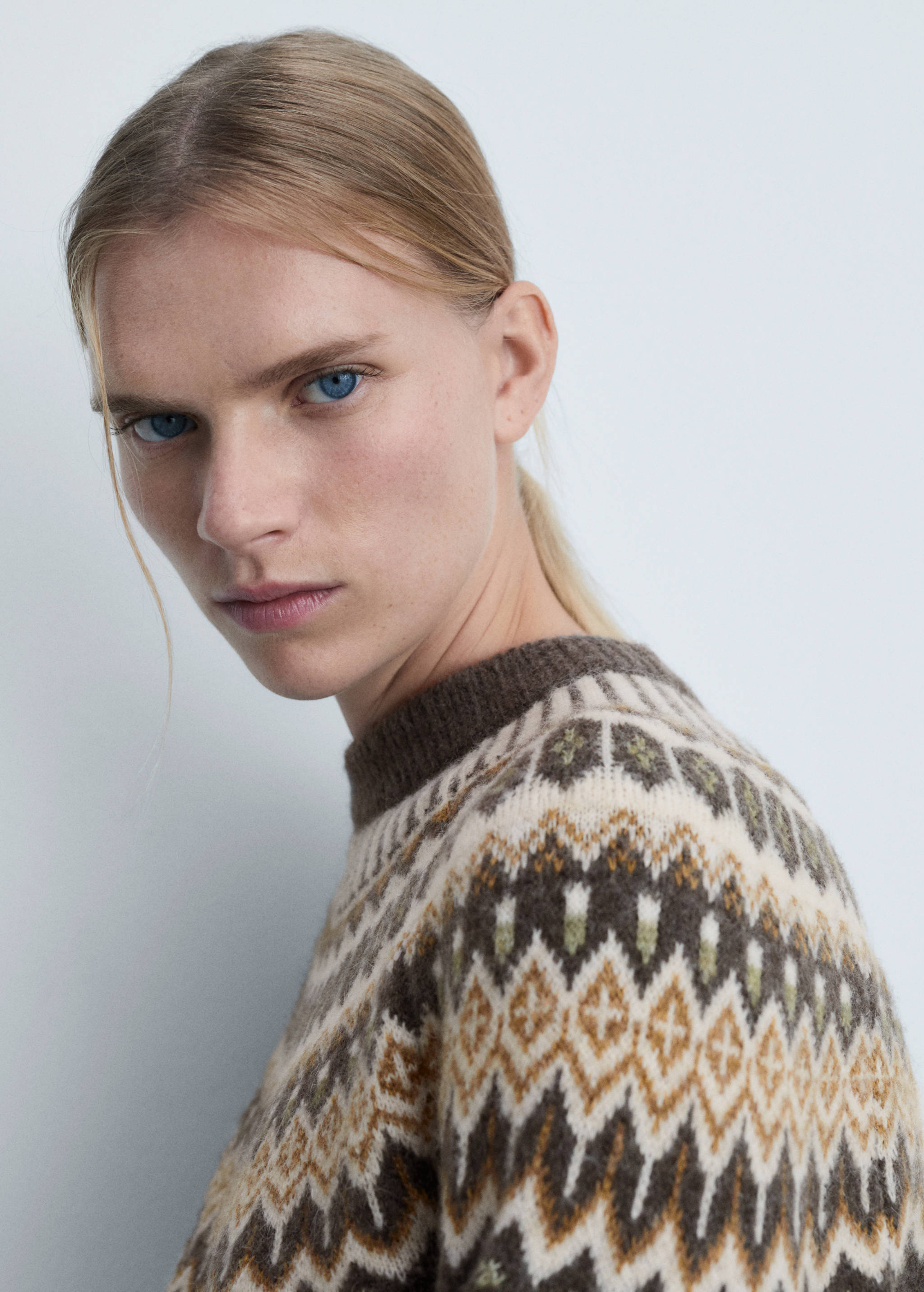 Round-neck knitted sweater - Details of the article 1