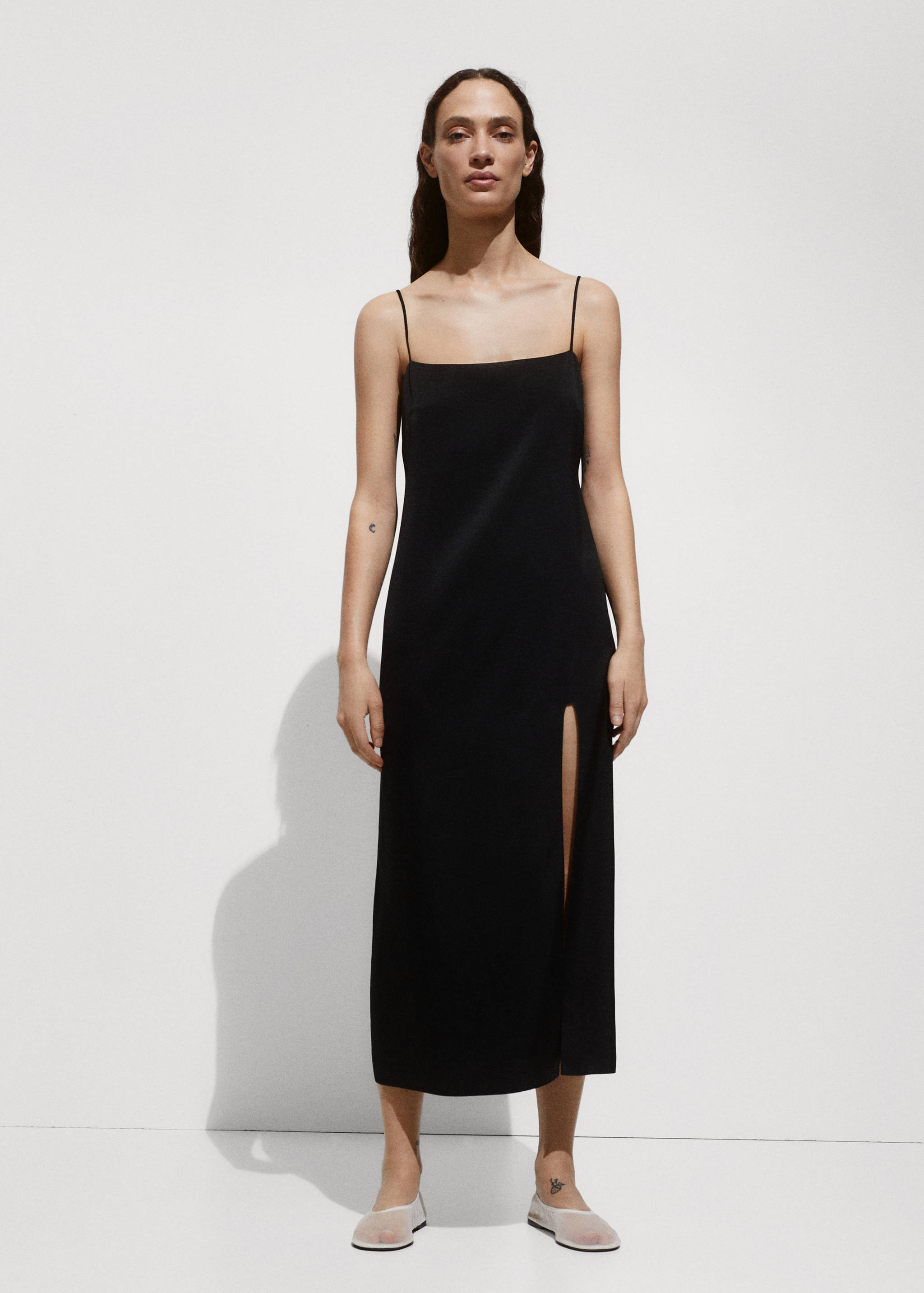 Side-slit satin dress - General plane