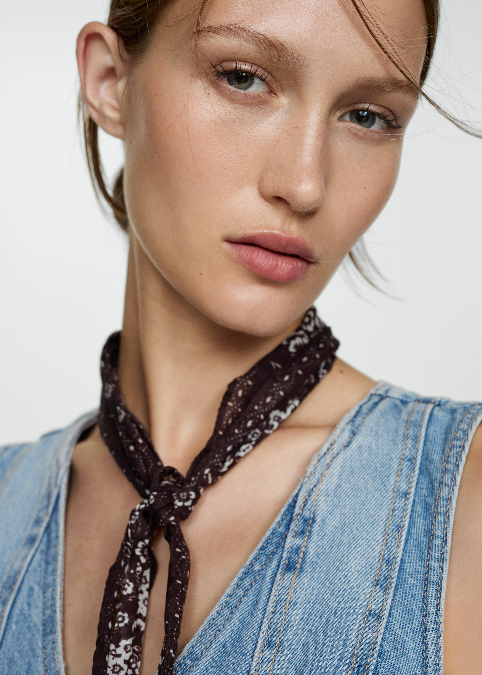 Denim gilet with pockets - Details of the article 1