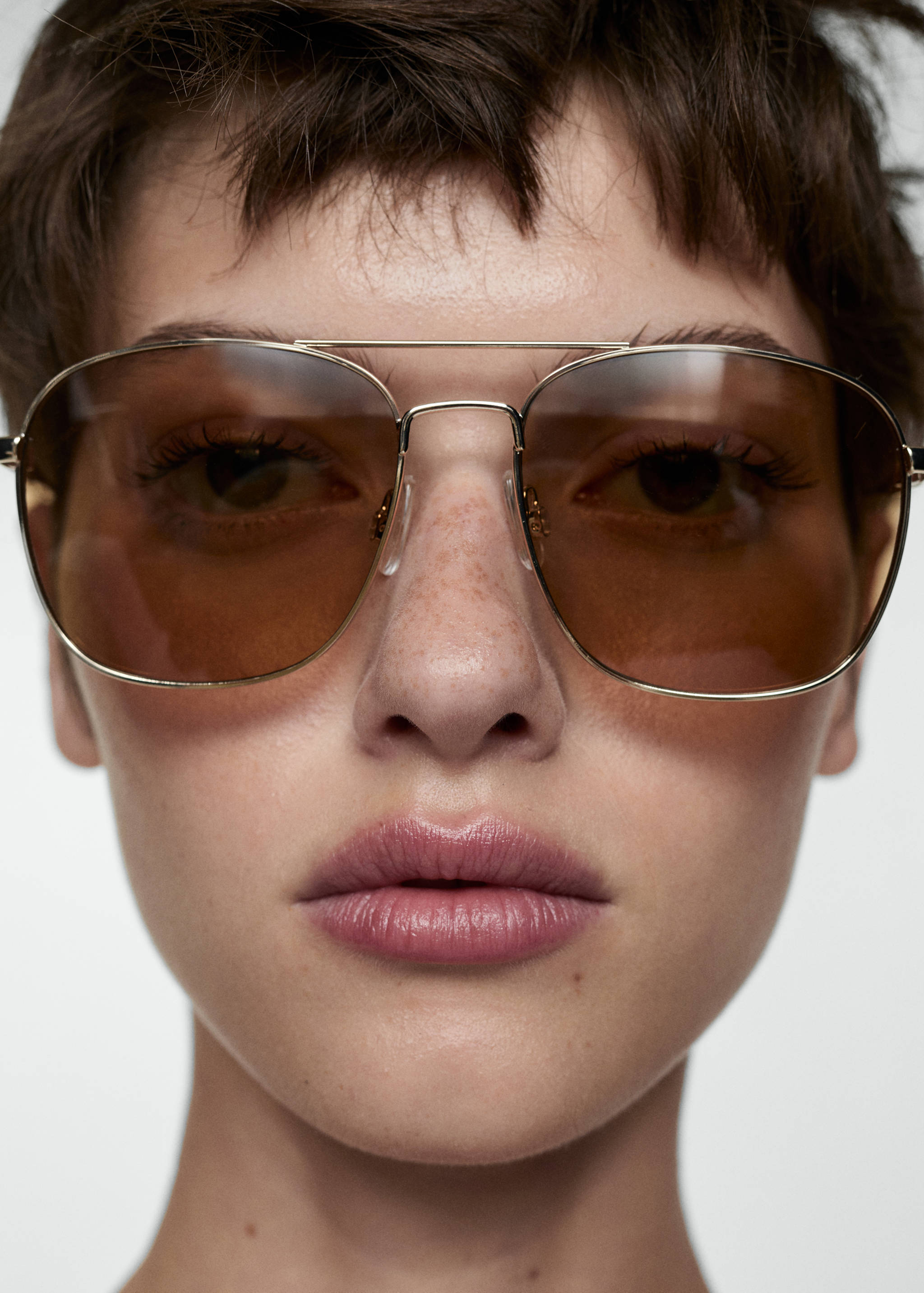 Солнцезащитные очки в металлической оправе - Общий план