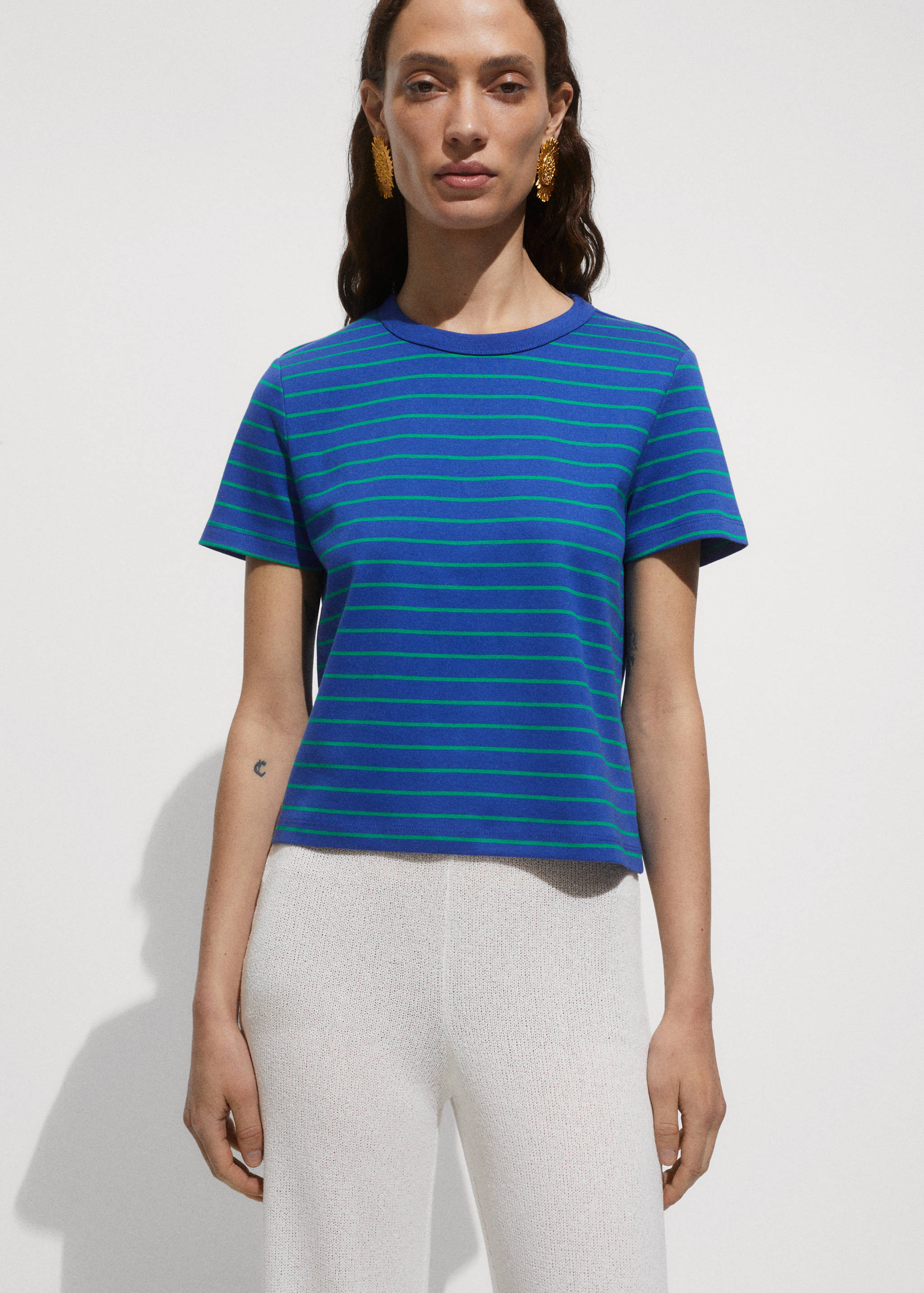 Полосатая хлопковая футболка - Средний план