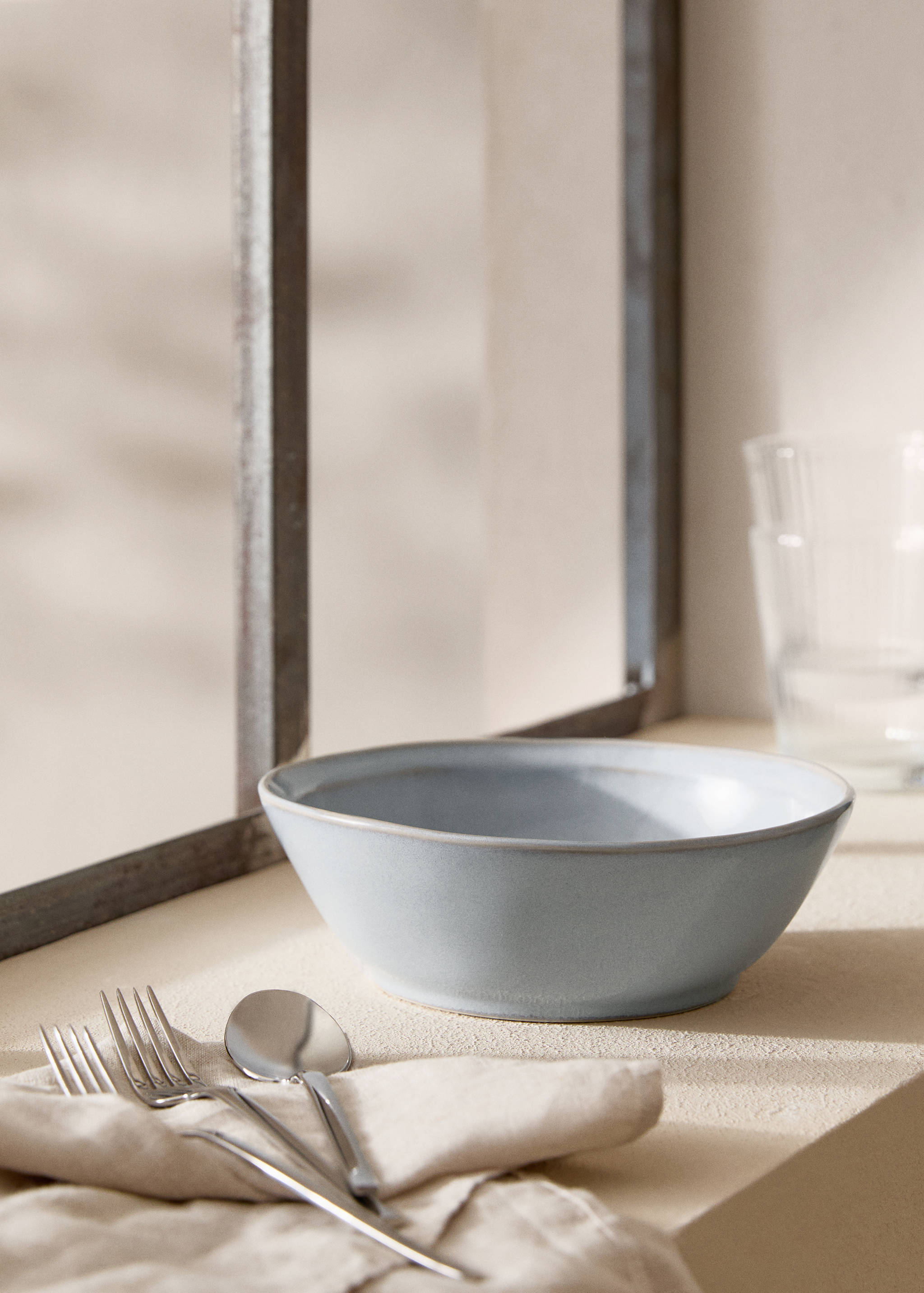 Stoneware bowl with aged rim - General plane