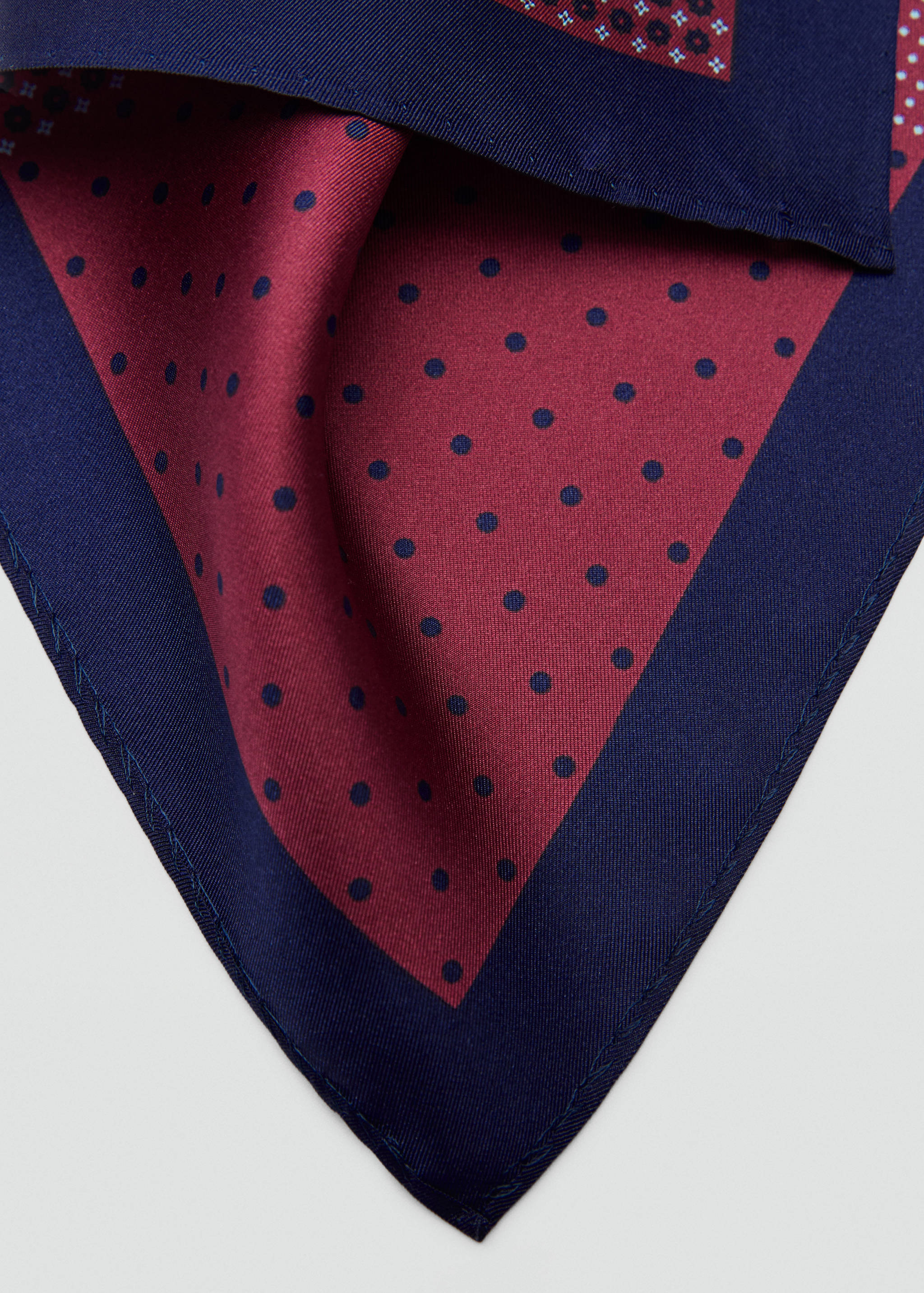 Шёлковый карманный платок с принтом - Средний план