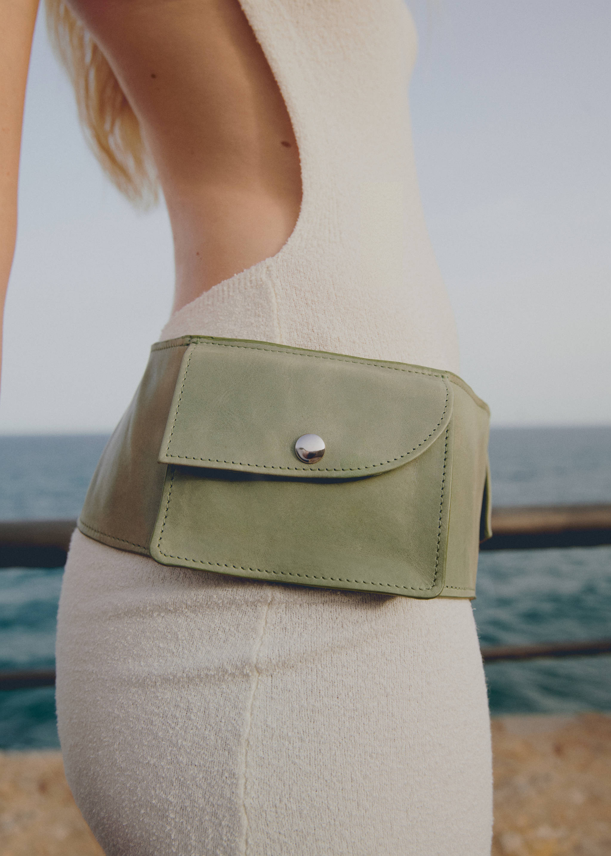 Open-back knitted dress - Details of the article 9